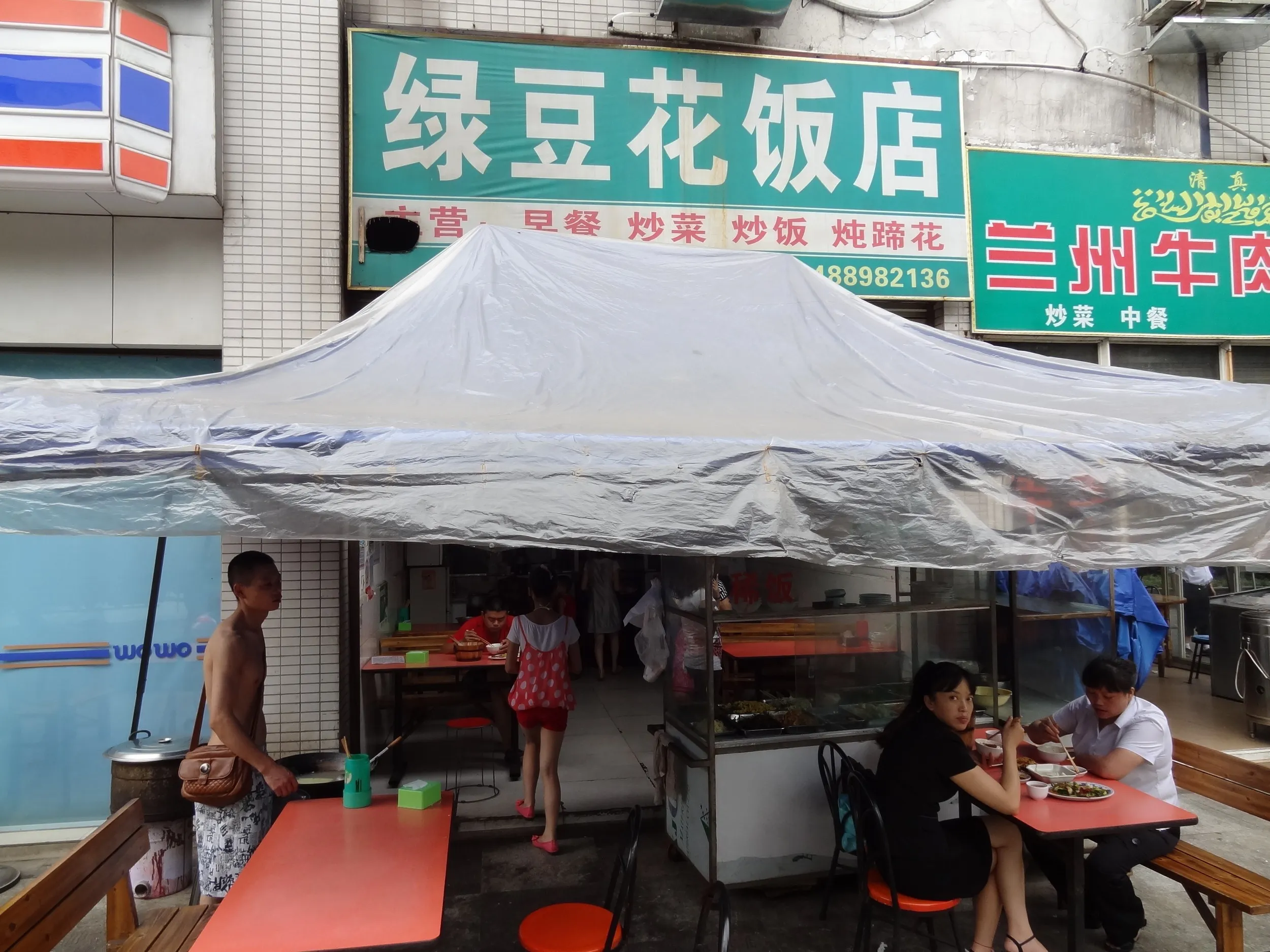 入った食堂の外観