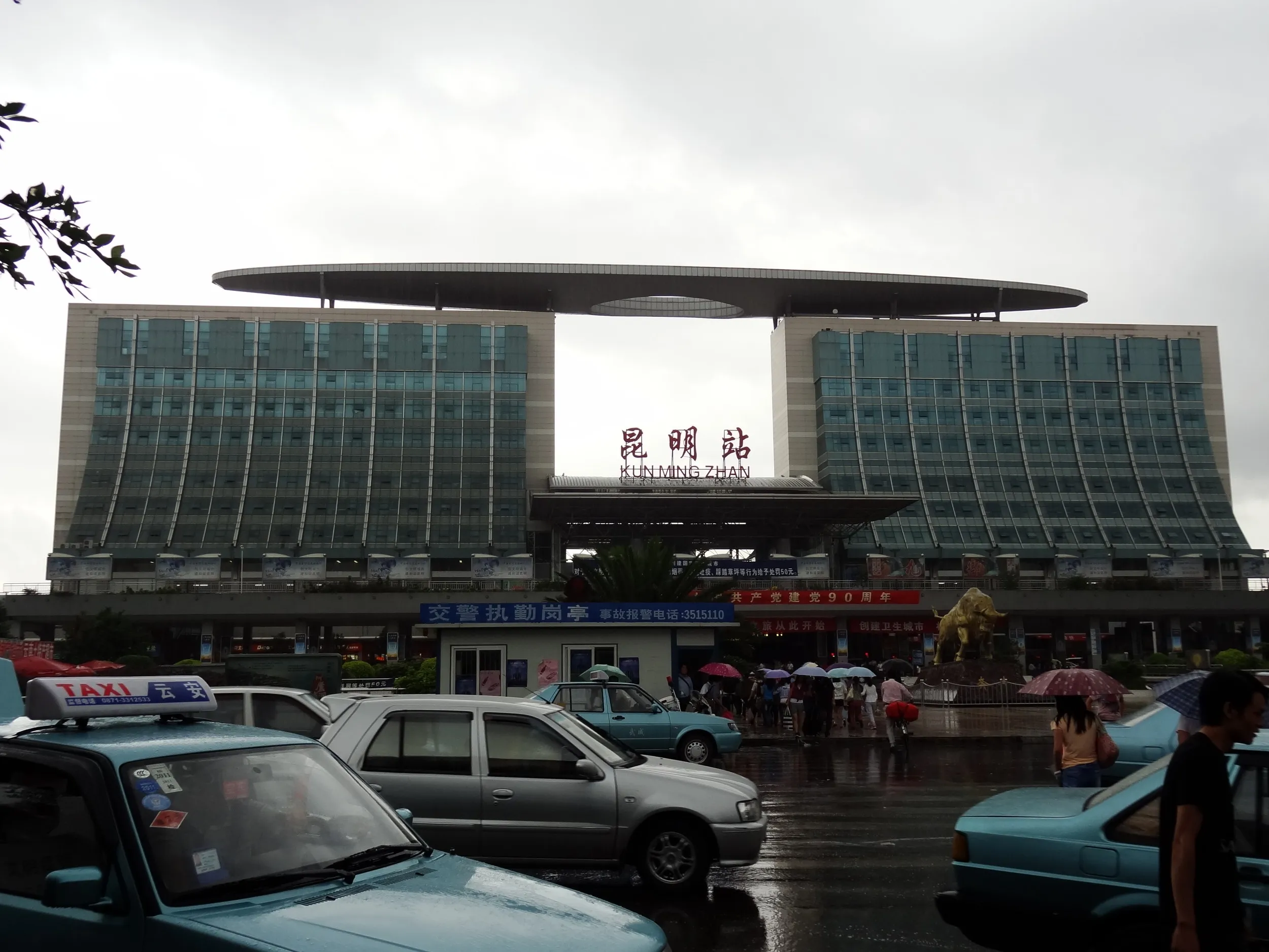 昆明駅前の風景