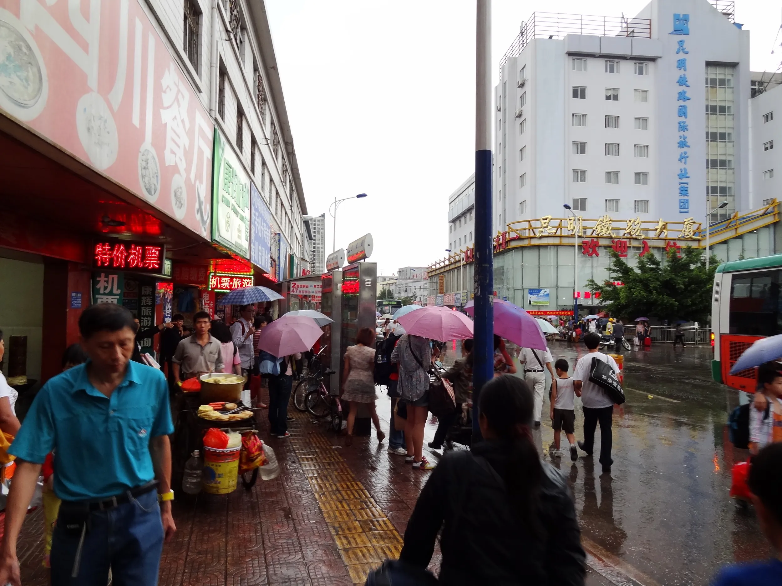 昆明駅前の雑踏