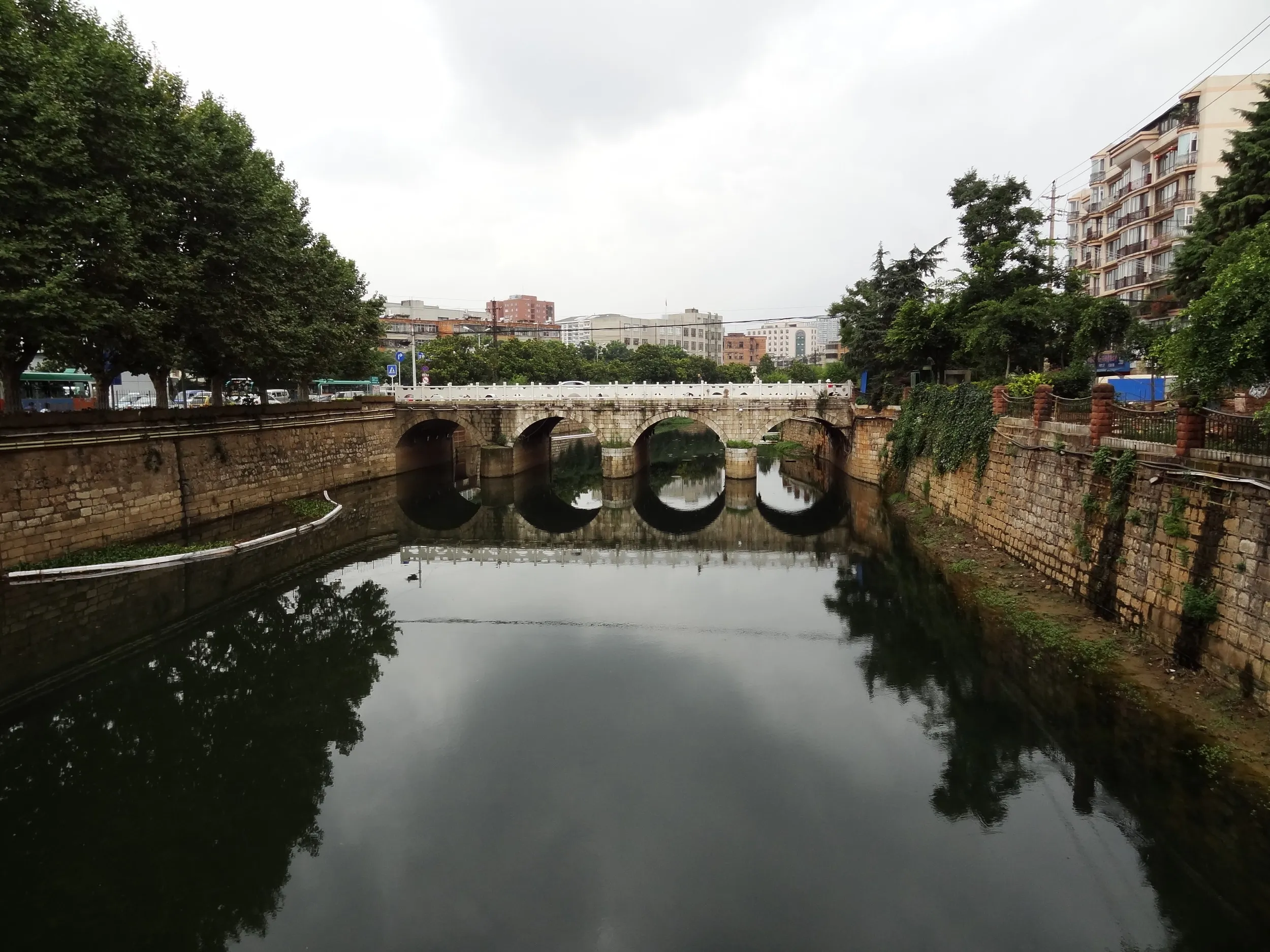 市内を流れる川と眼鏡橋