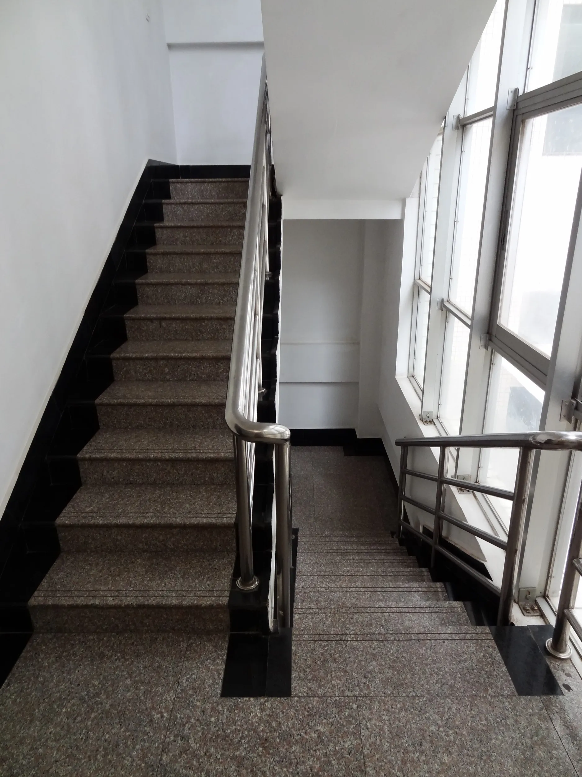 ユースホステルの建物内