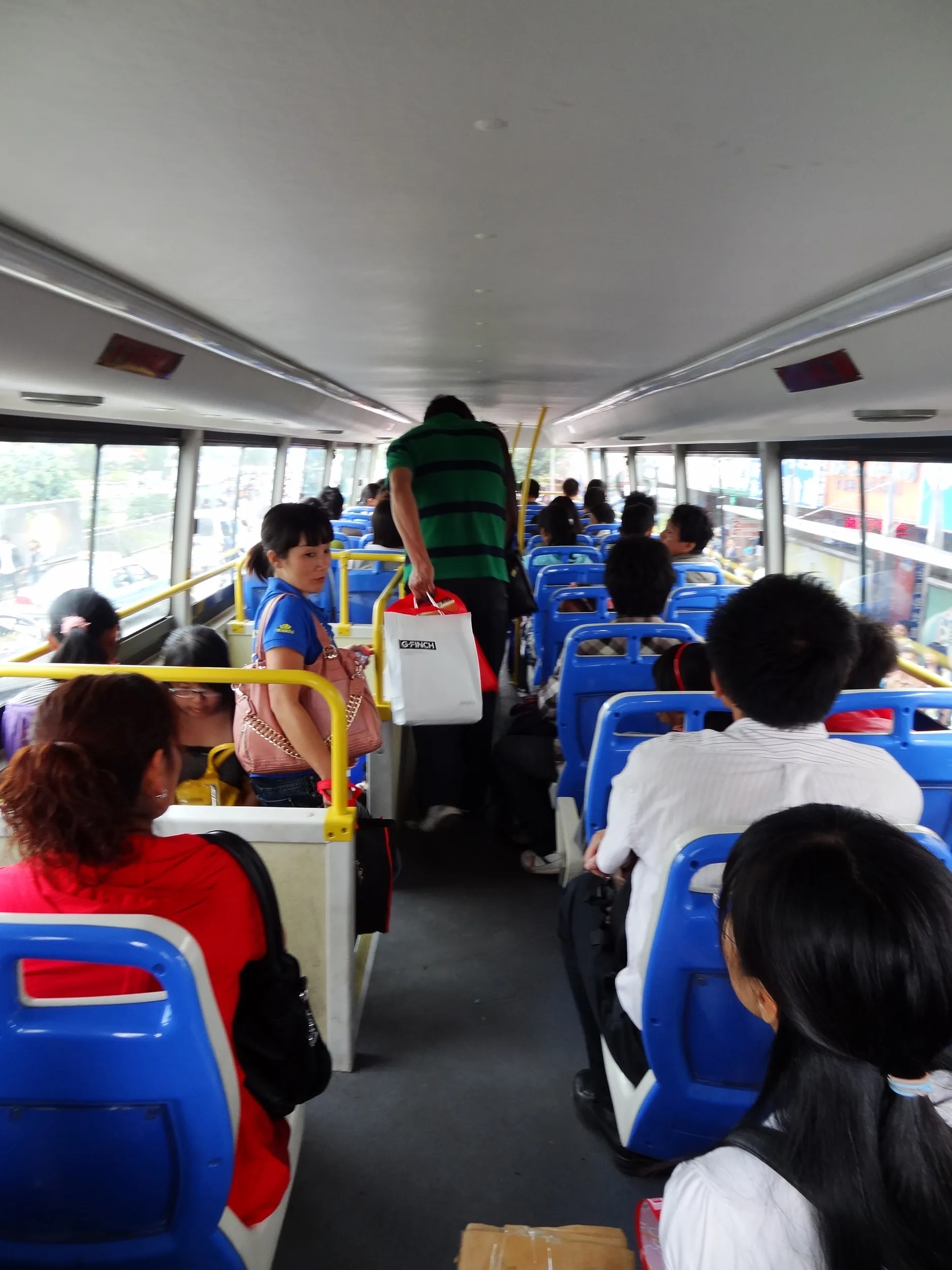 2階建ての路線バスの中