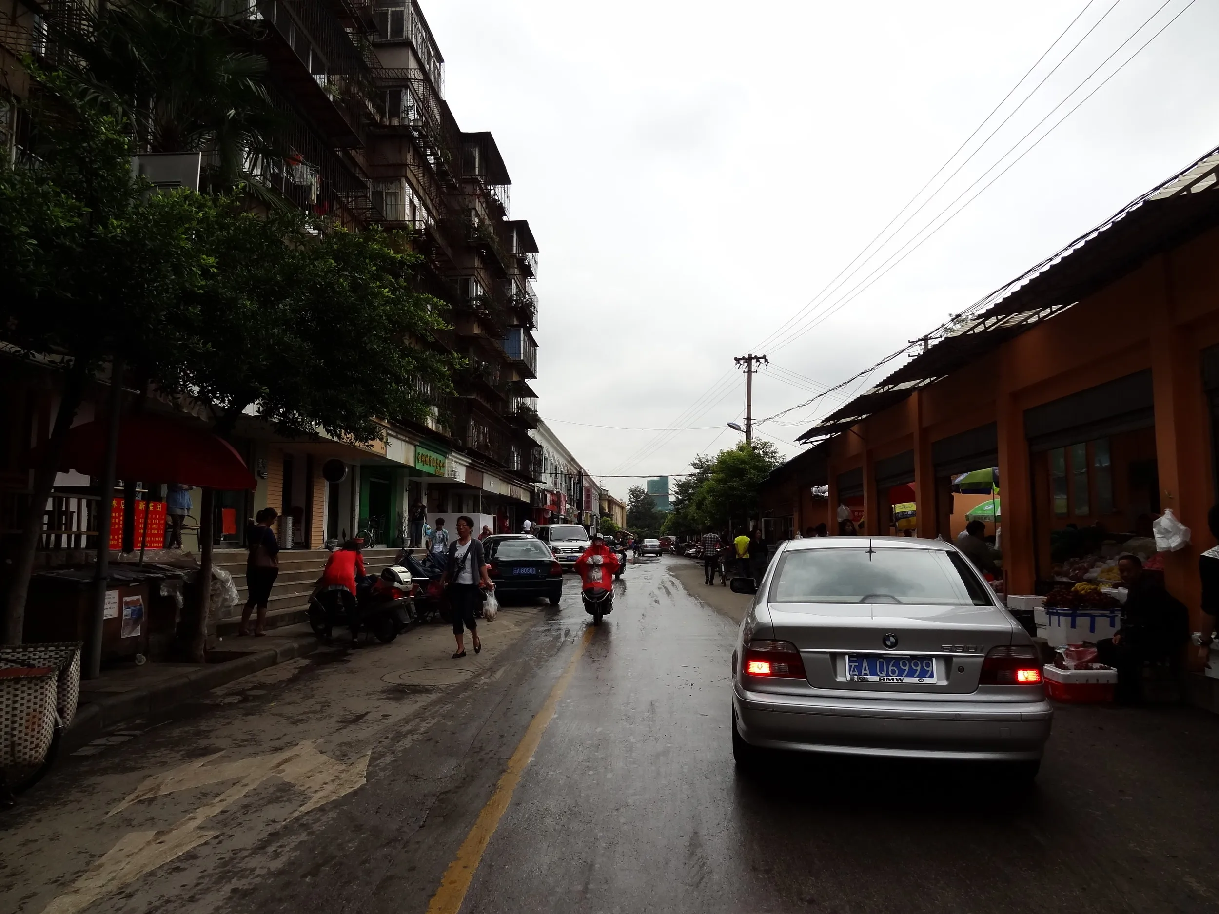 銭局街付近のマンションと風景