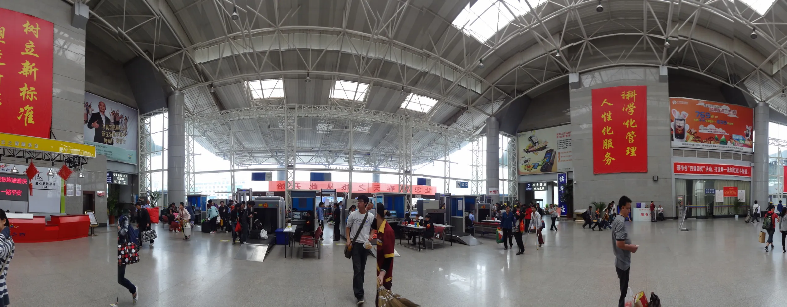 昆明駅構内のパノラマ写真