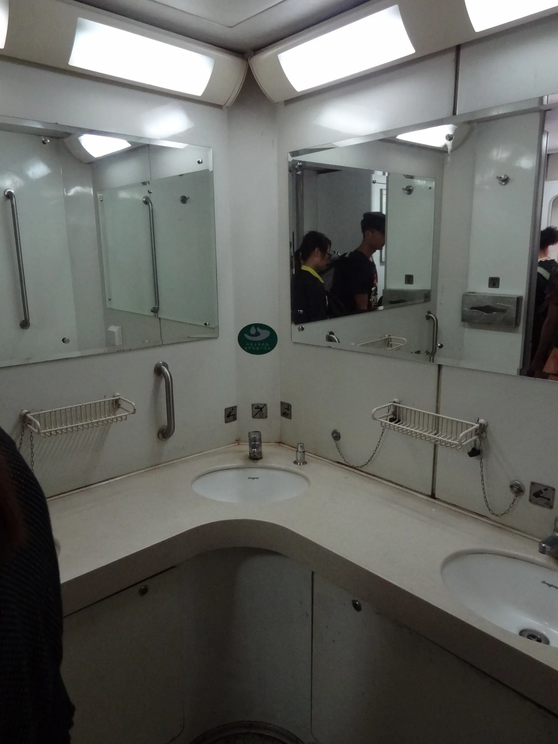 列車内の洗面台