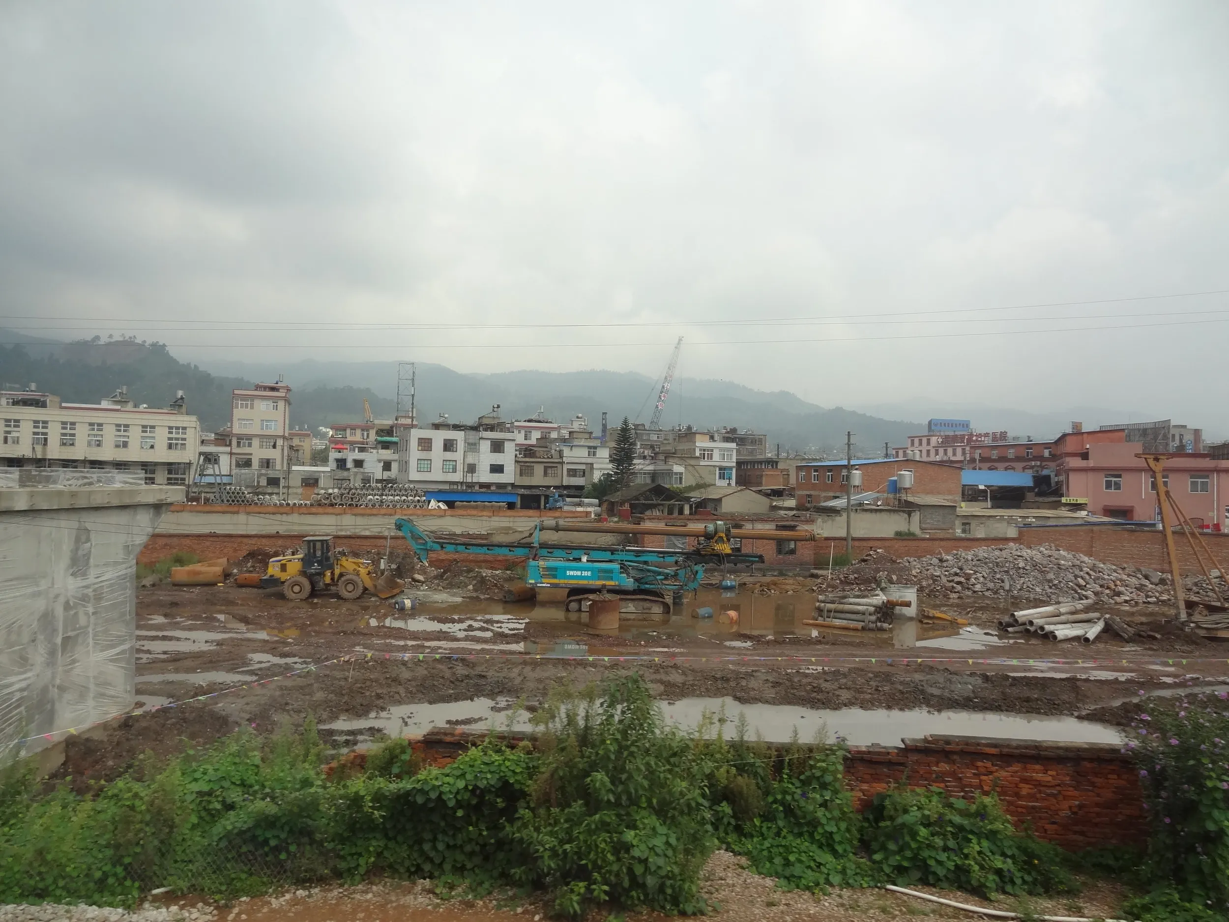 昆明郊外の車窓風景