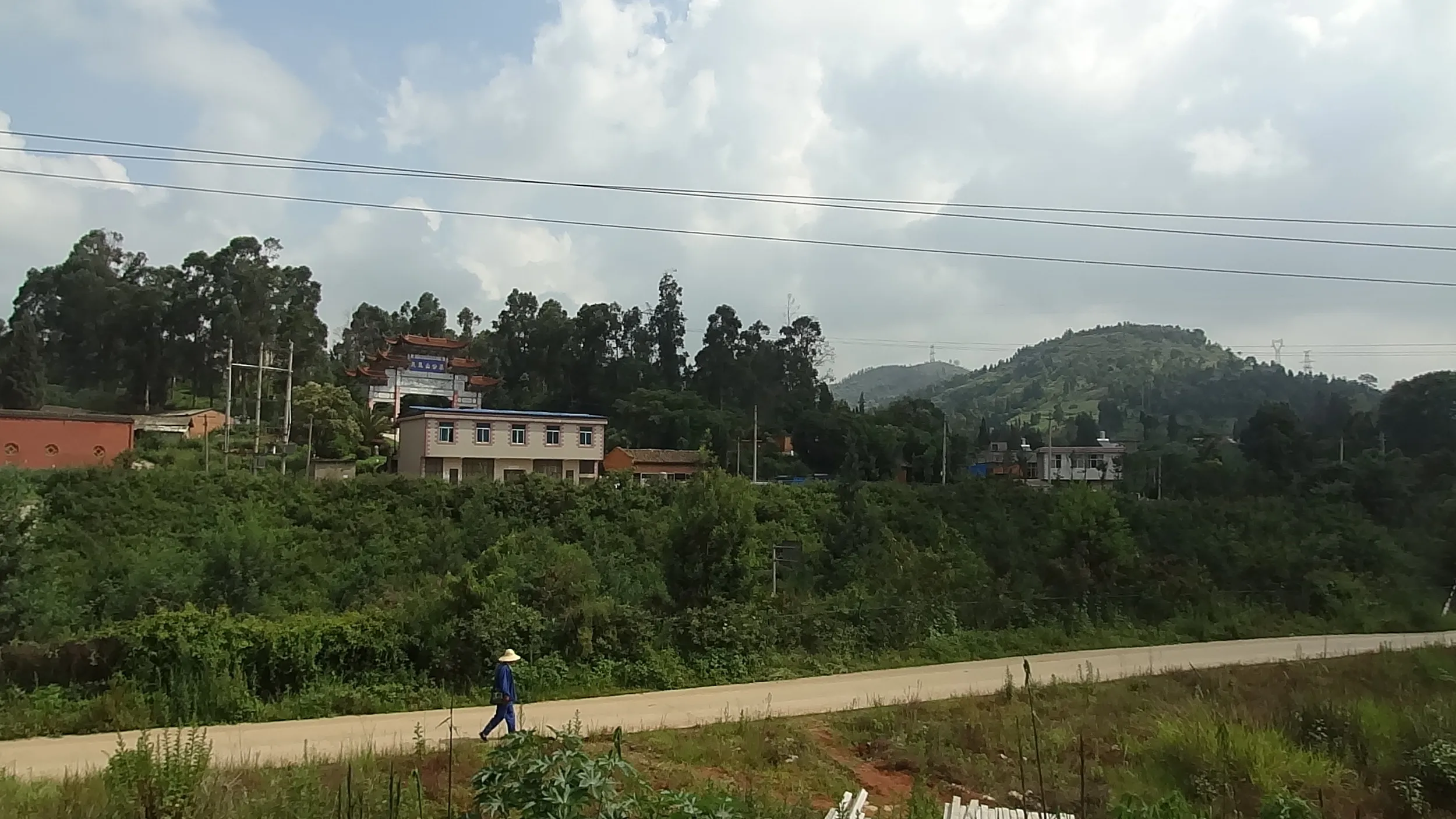 雲南らしい車窓風景