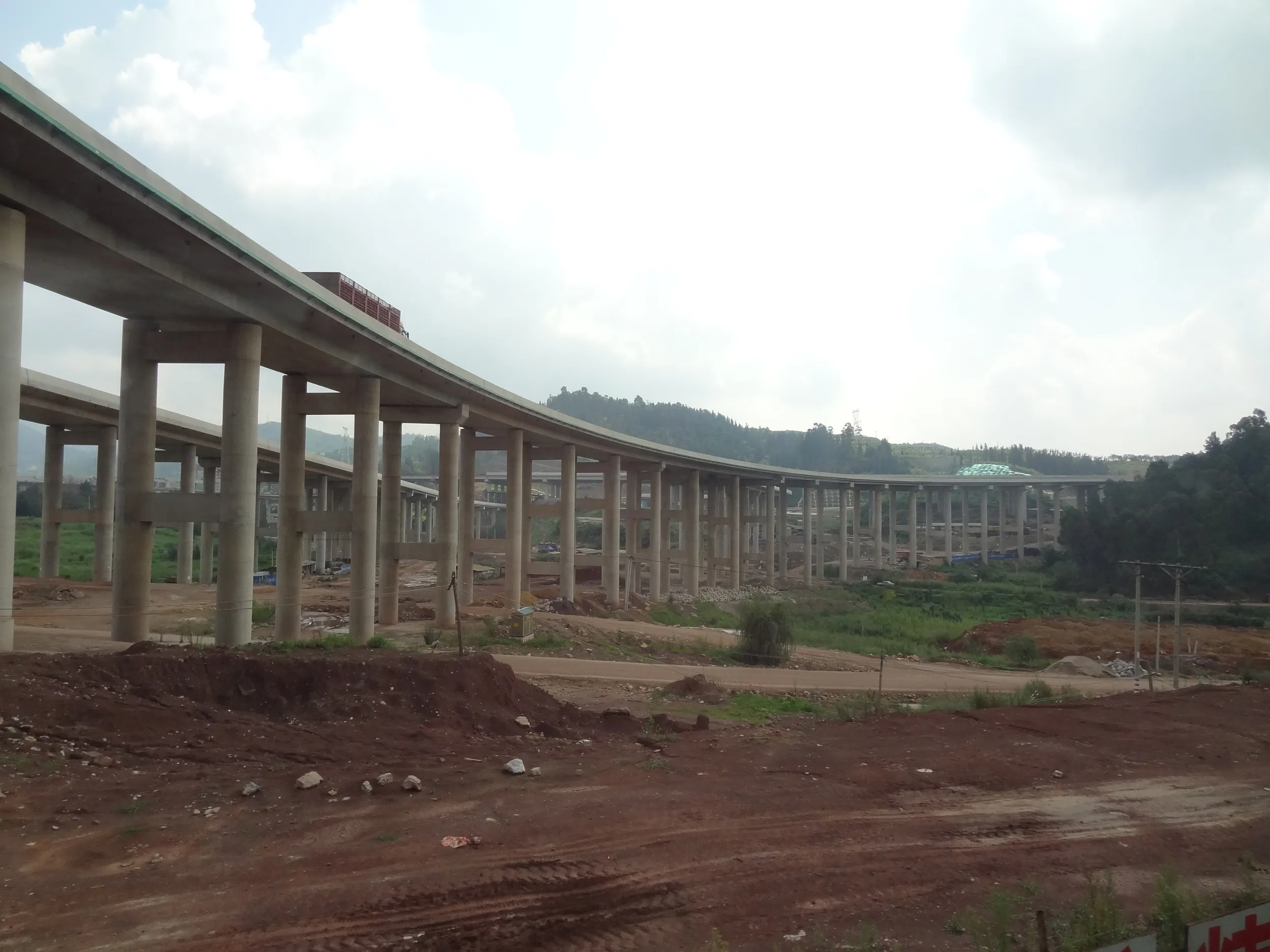 高速道路の見える車窓風景