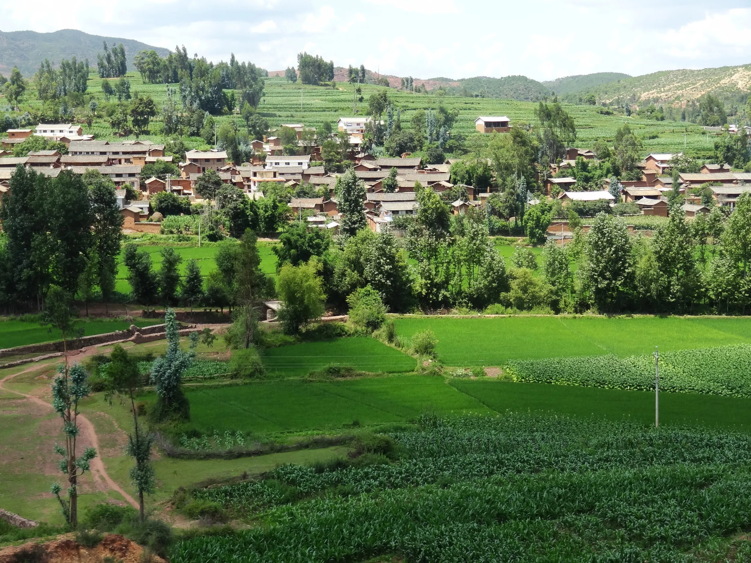 集落が見える車窓風景