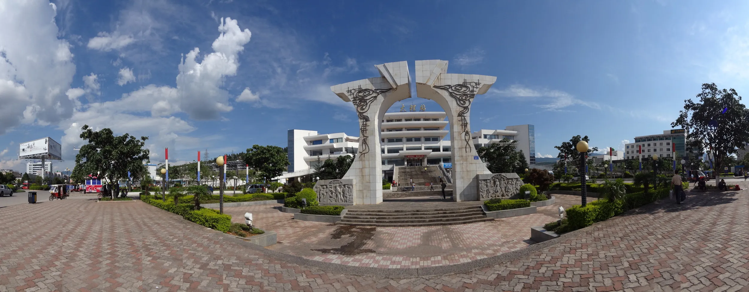 大理駅正面のパノラマ写真