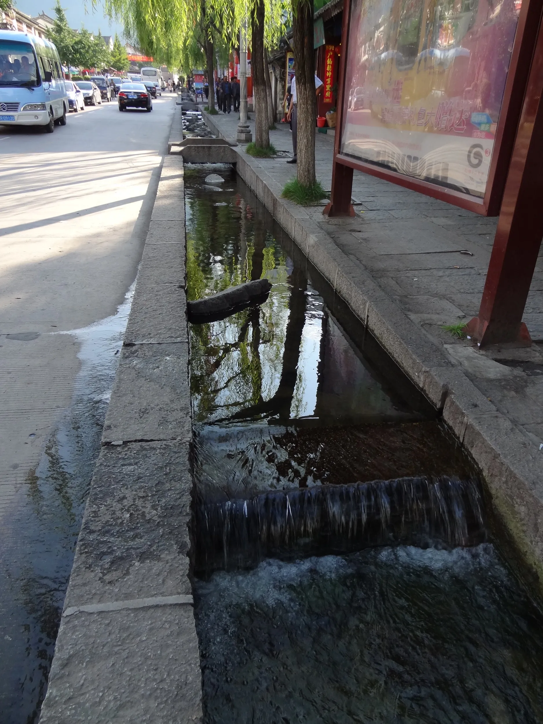 大理古城の街並みと小川