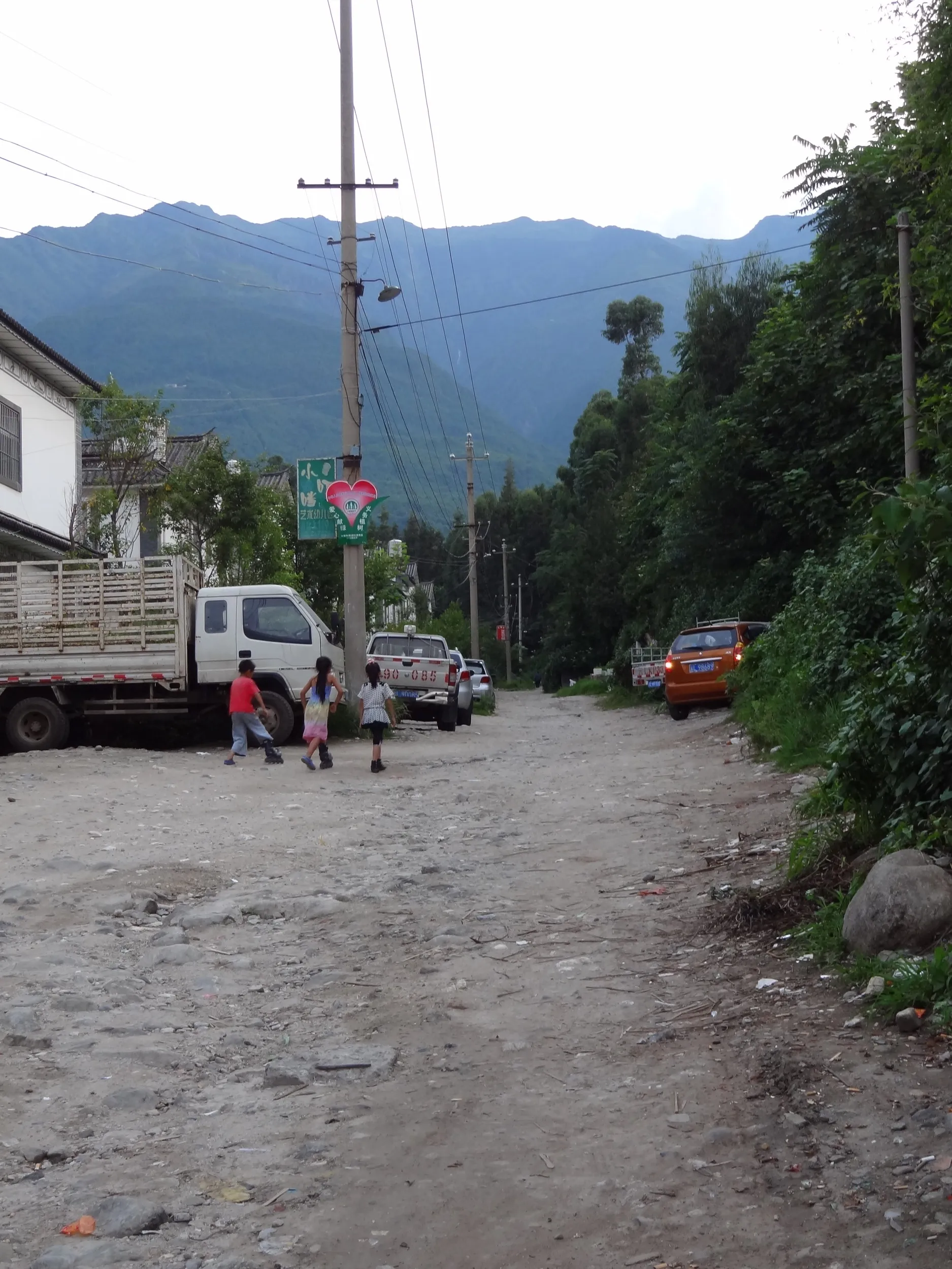 蒼山へ続く砂利道