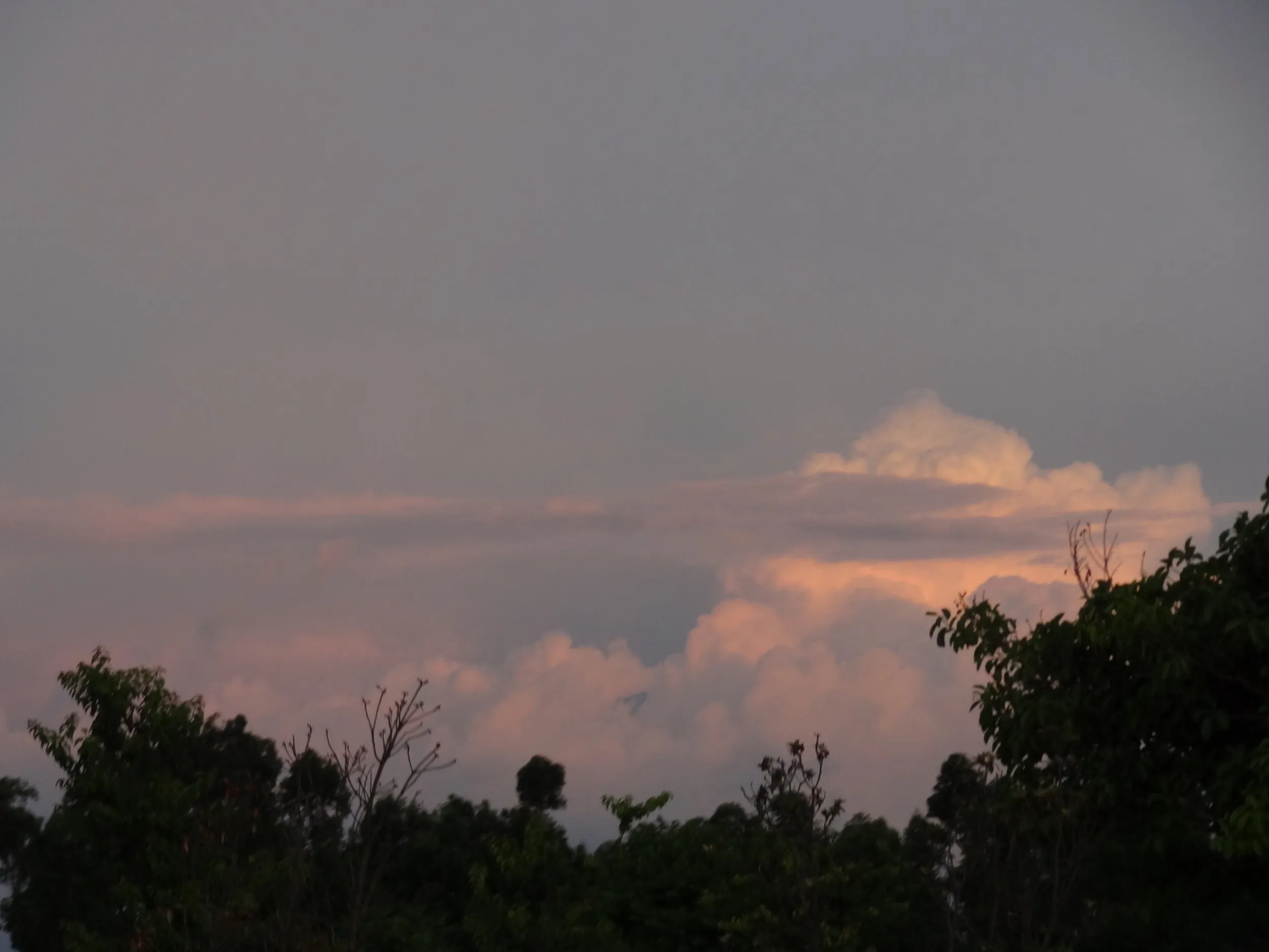山から立ち上る雲