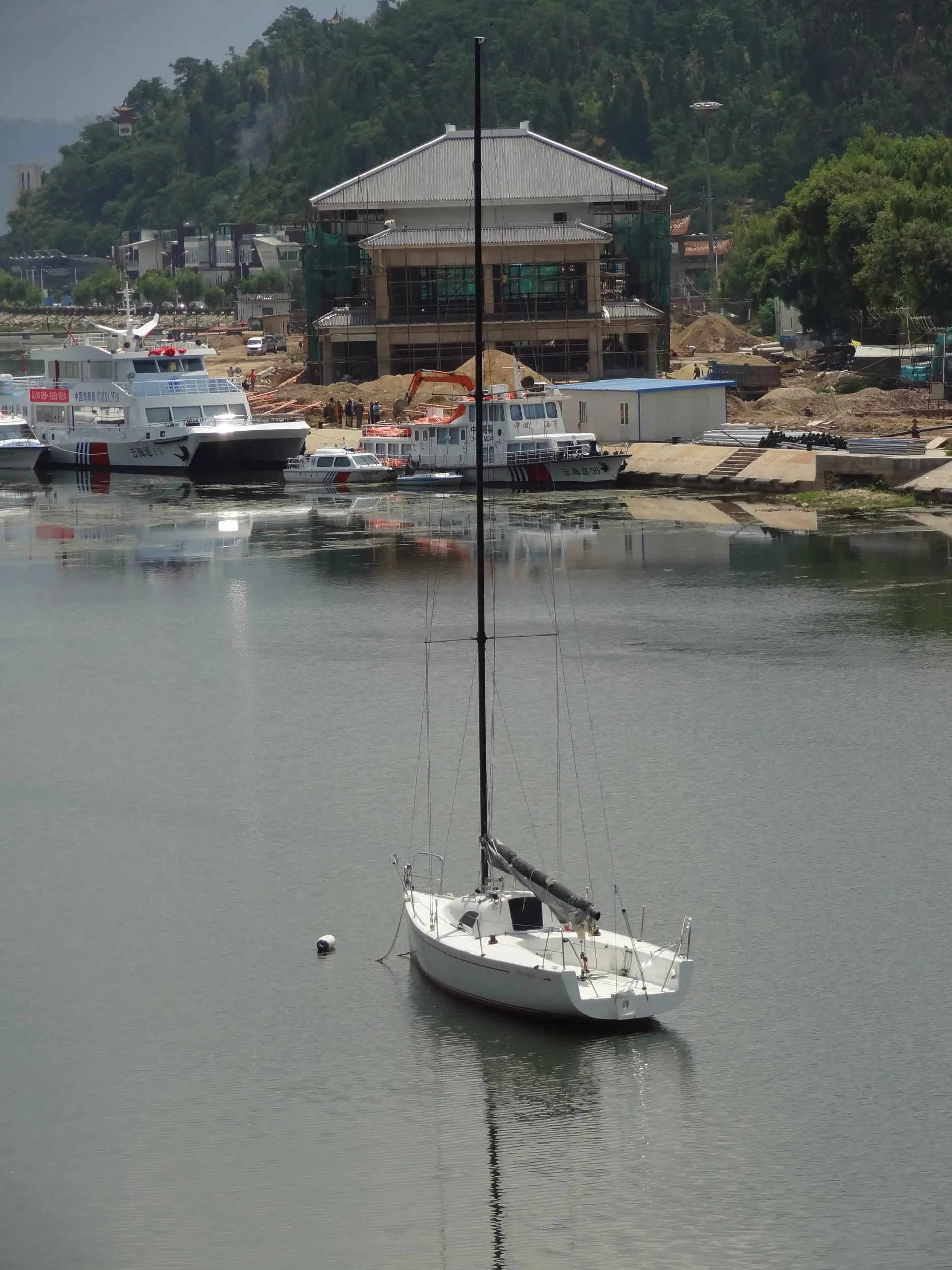 洱海に浮かぶヨット