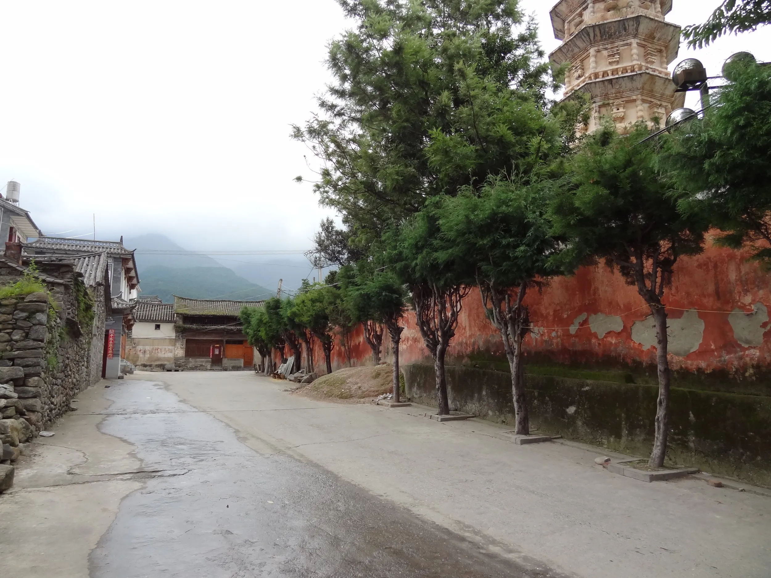 崇聖寺の三塔が見える横道