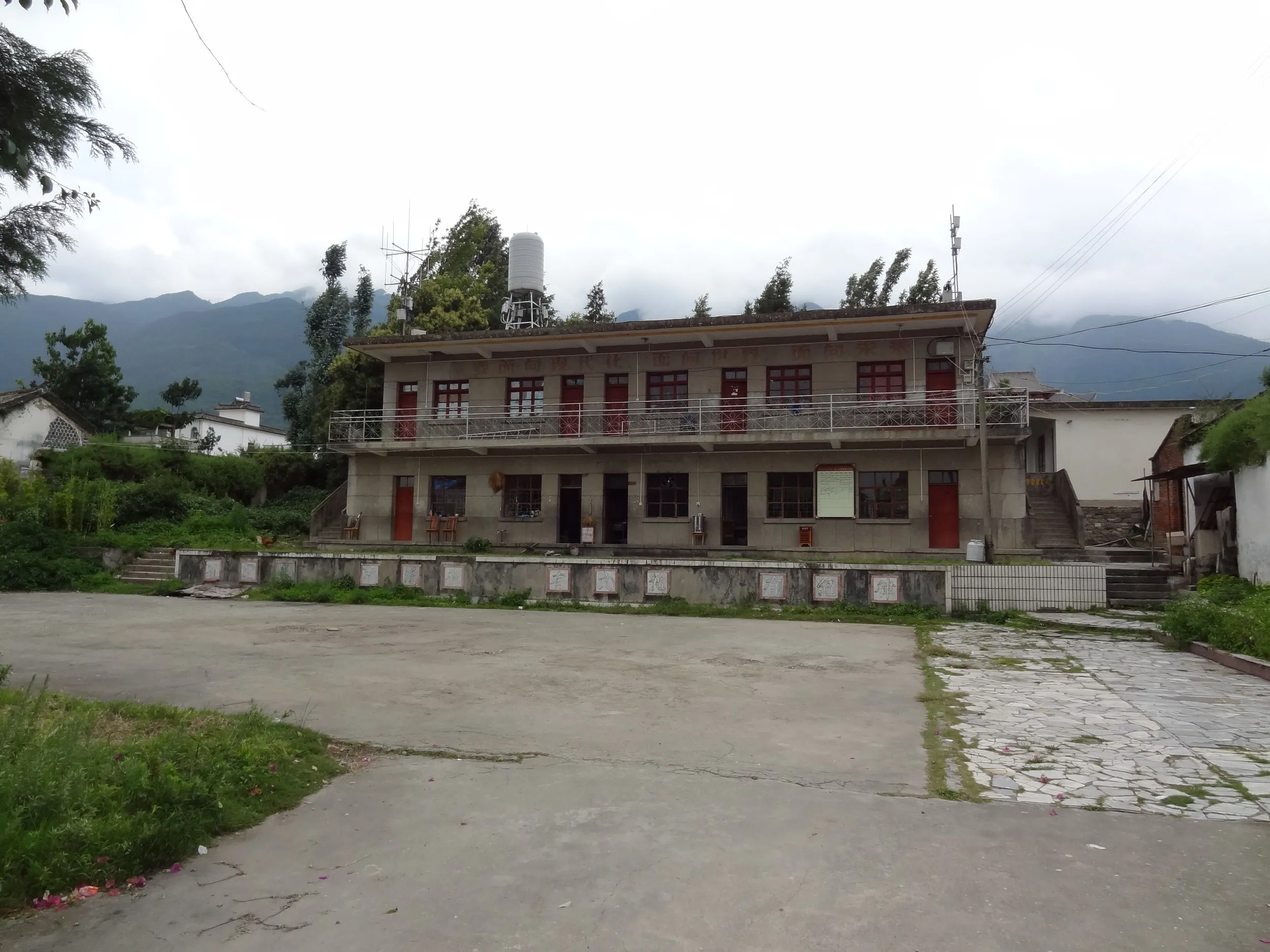 蒼山を臨む小学校