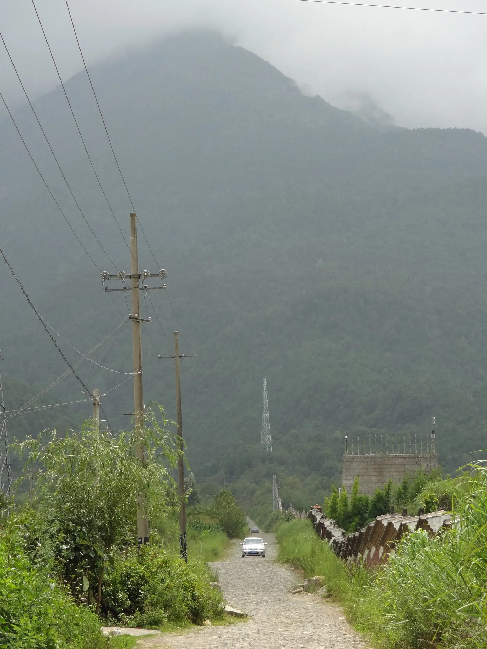 蒼山へと続く石畳の道
