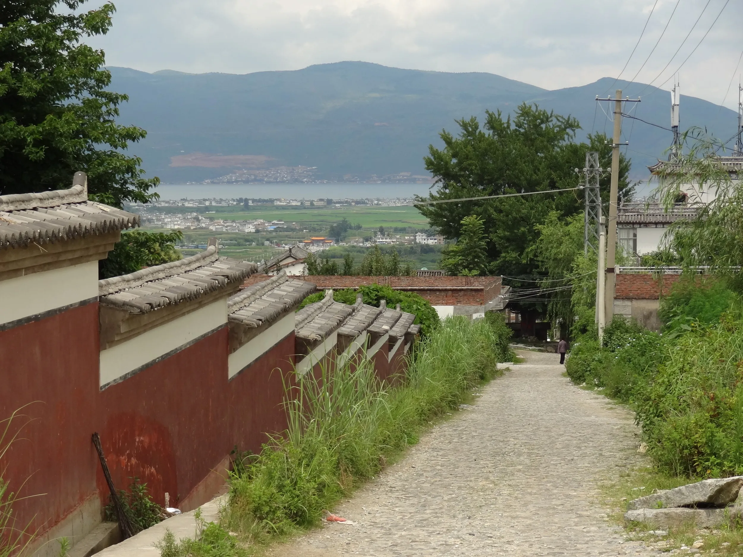 蒼山へと続く道から振り返る