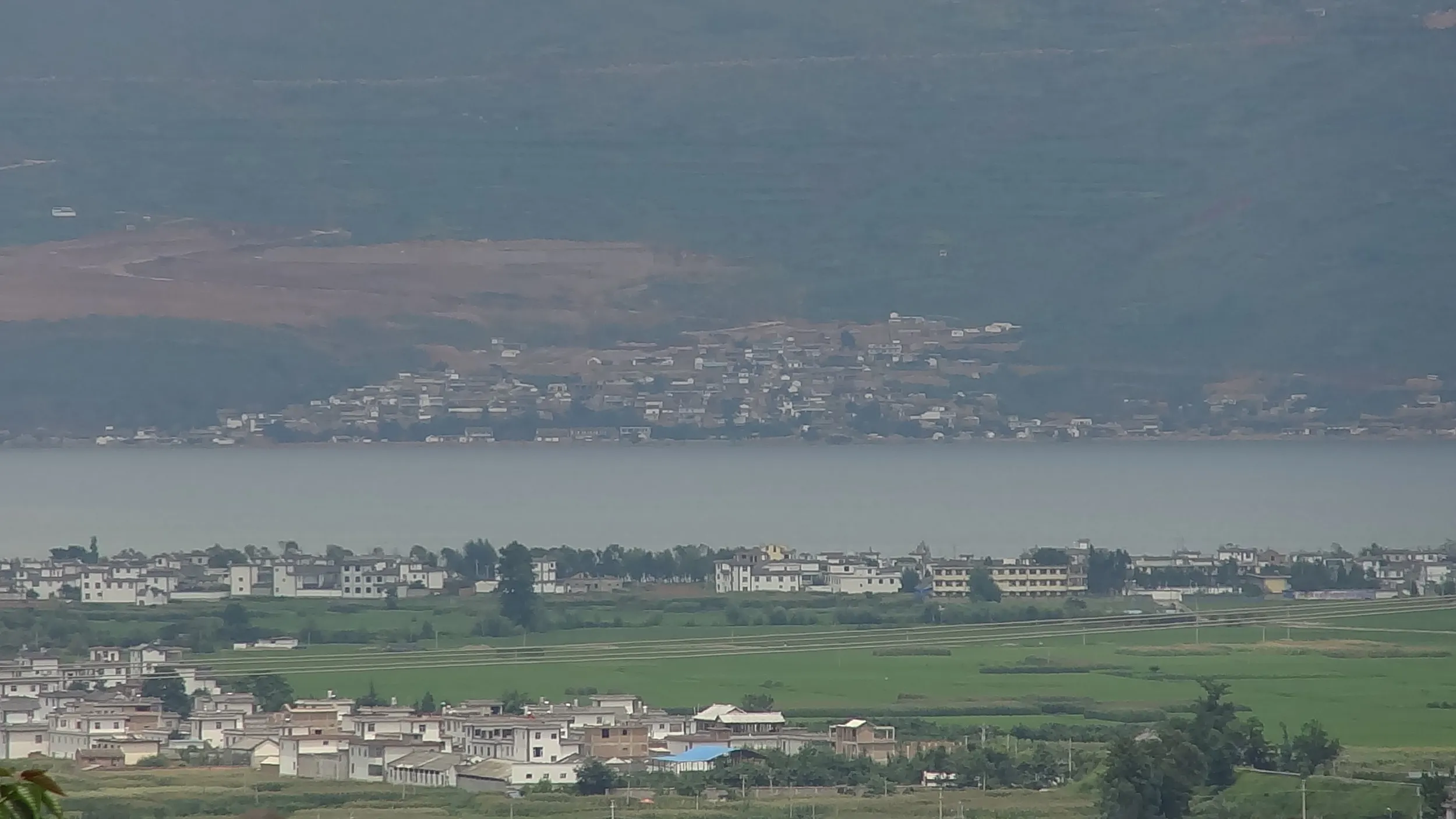 洱海と対岸の街並