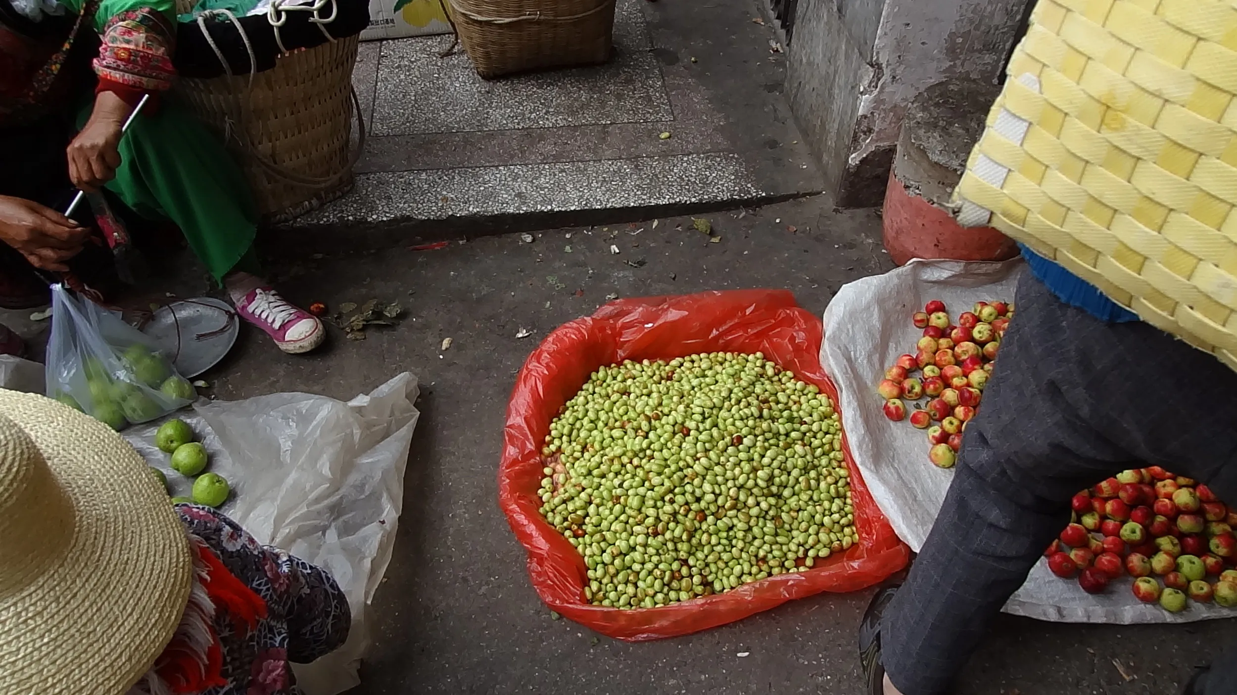 大理古城集貿市場で果物を売る露天商