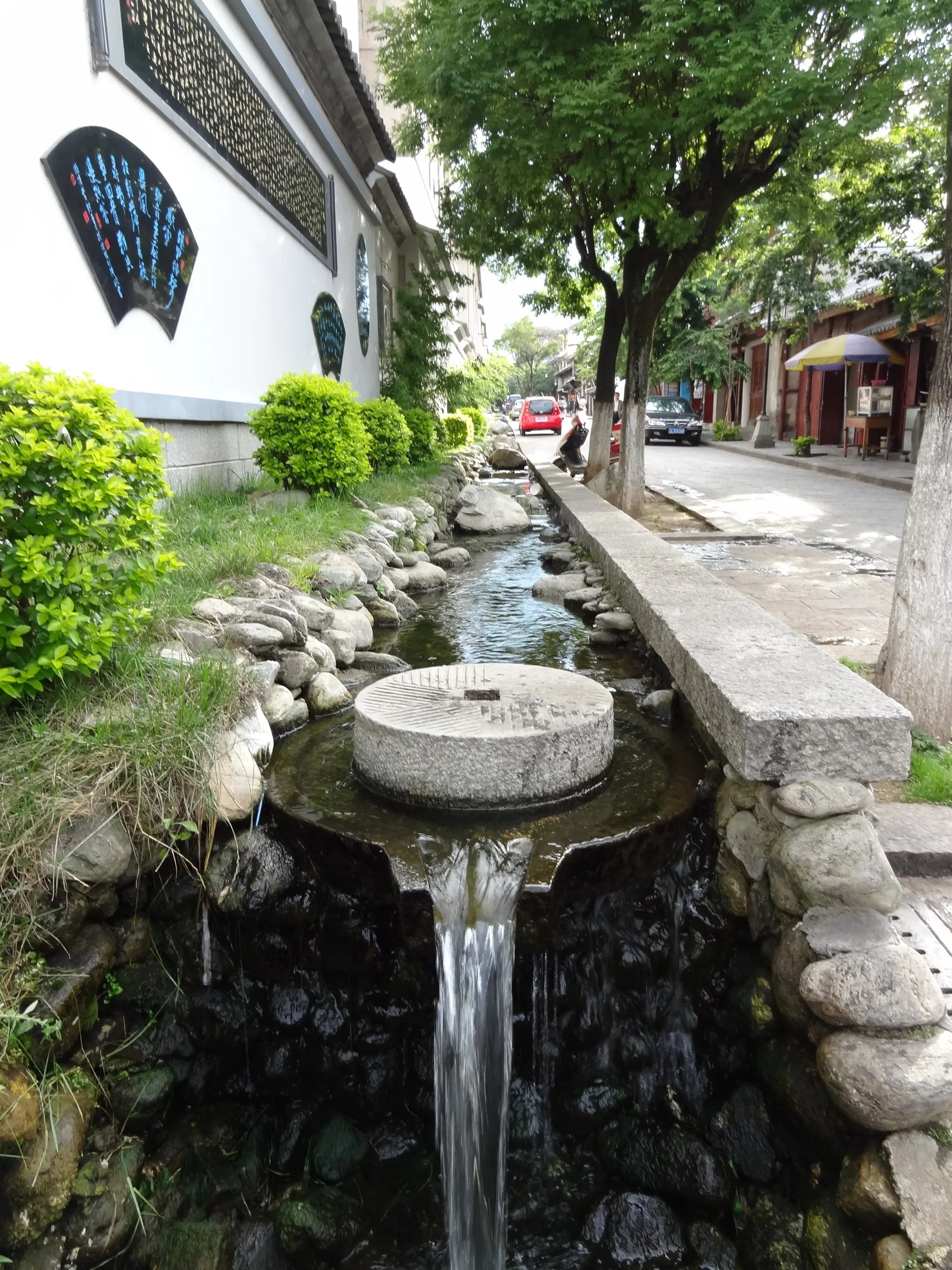 大理古城の路肩を流れる水路