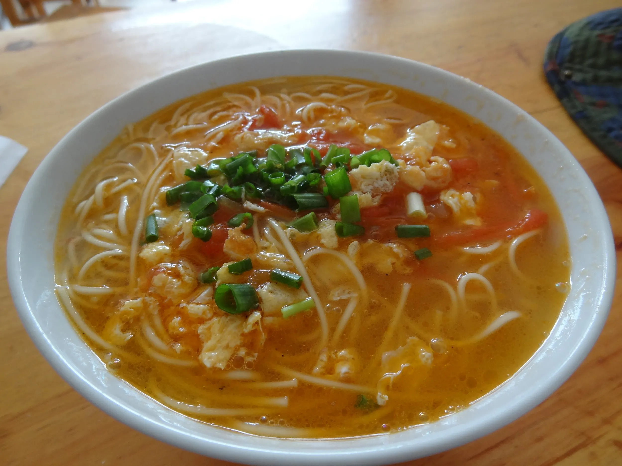 大理古城の礼拝所前の食堂の卵とトマトの炒め麺