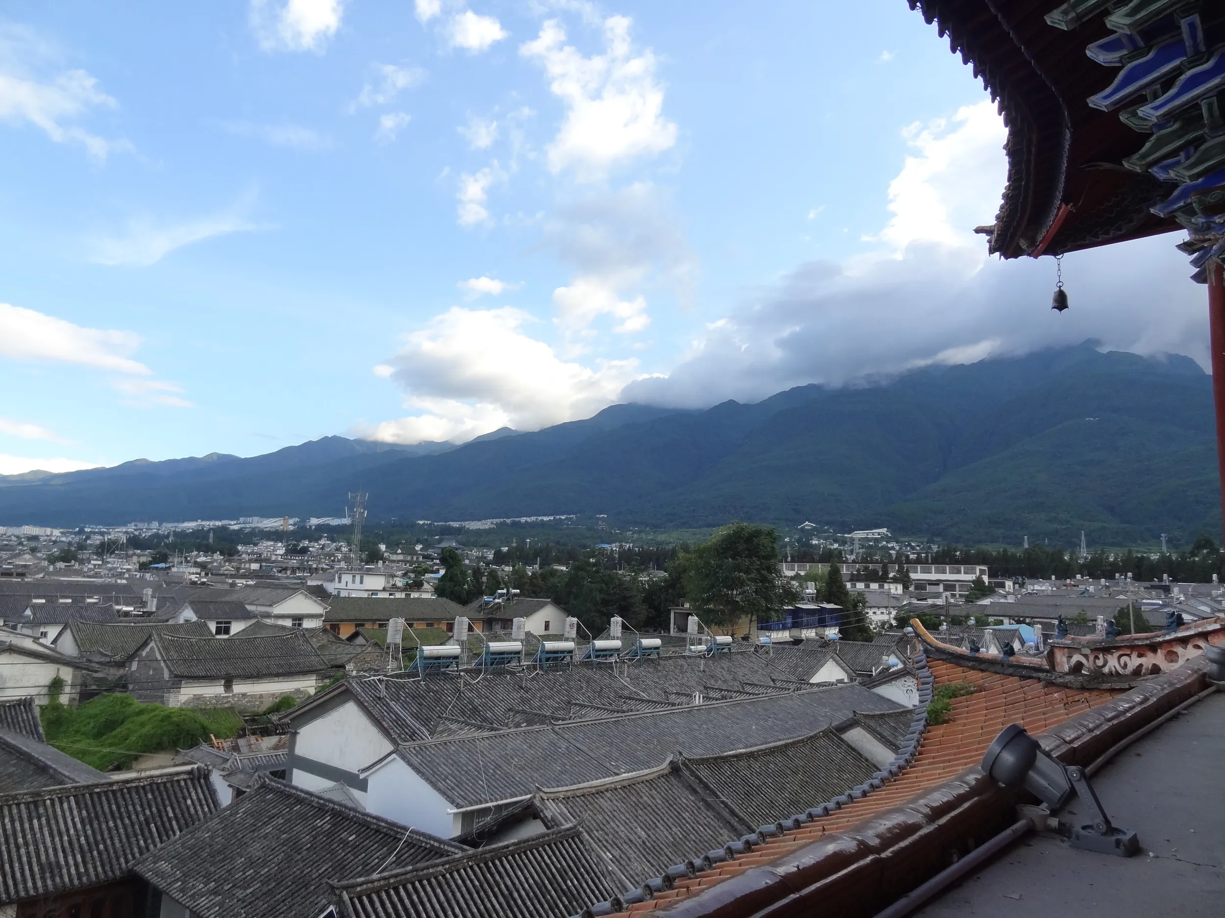 大理古城の北側、大理北古楼の2階から見た大理の街並