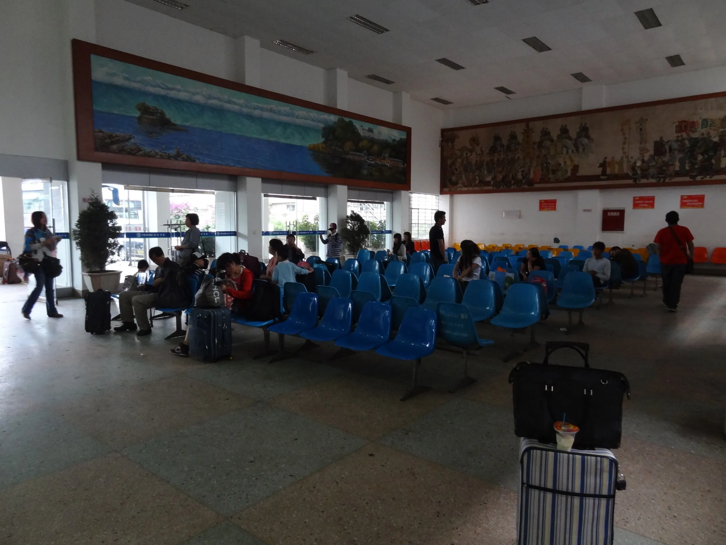 興盛客運站バスターミナルの中