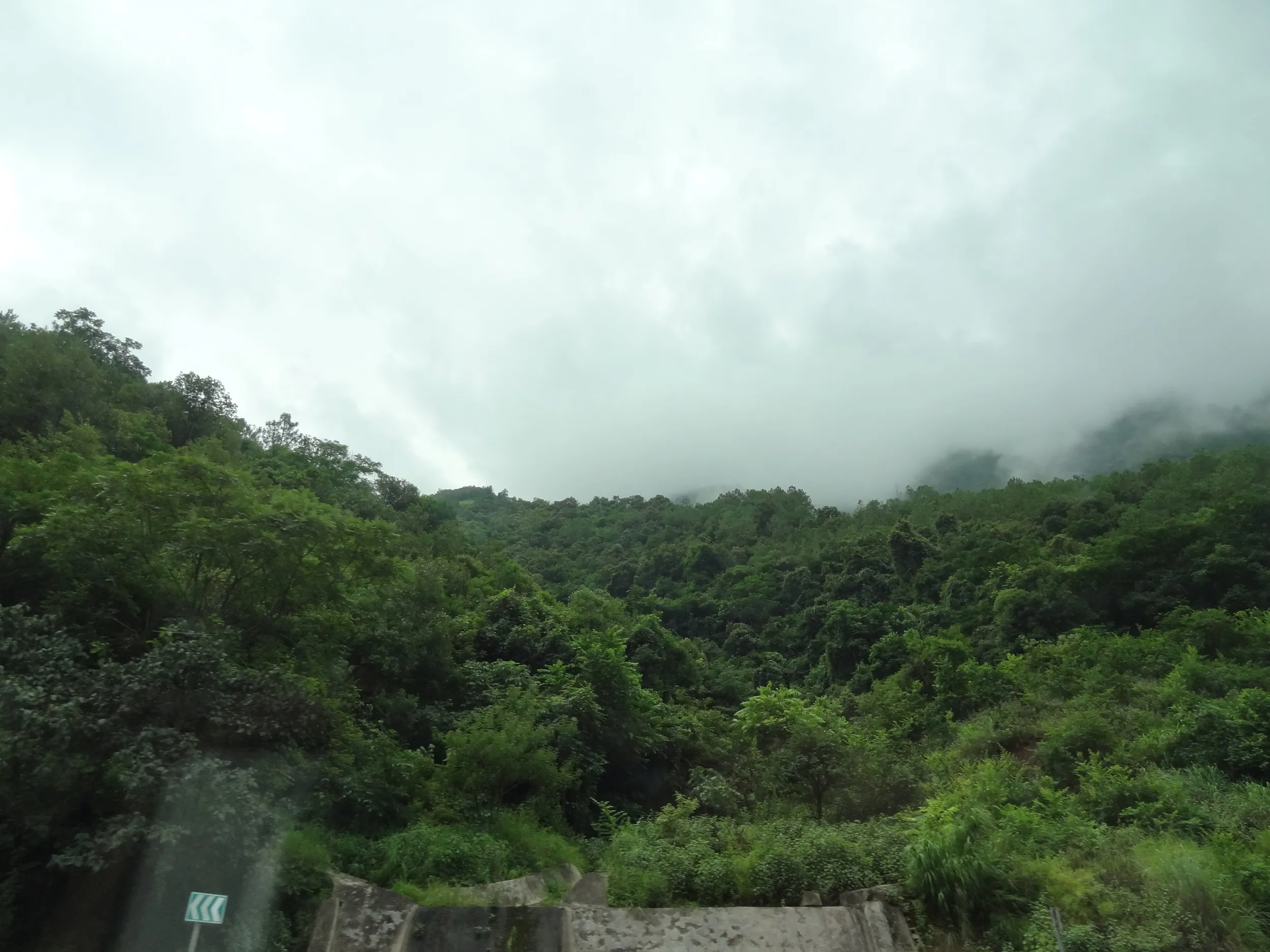 山から沸き上がる雲