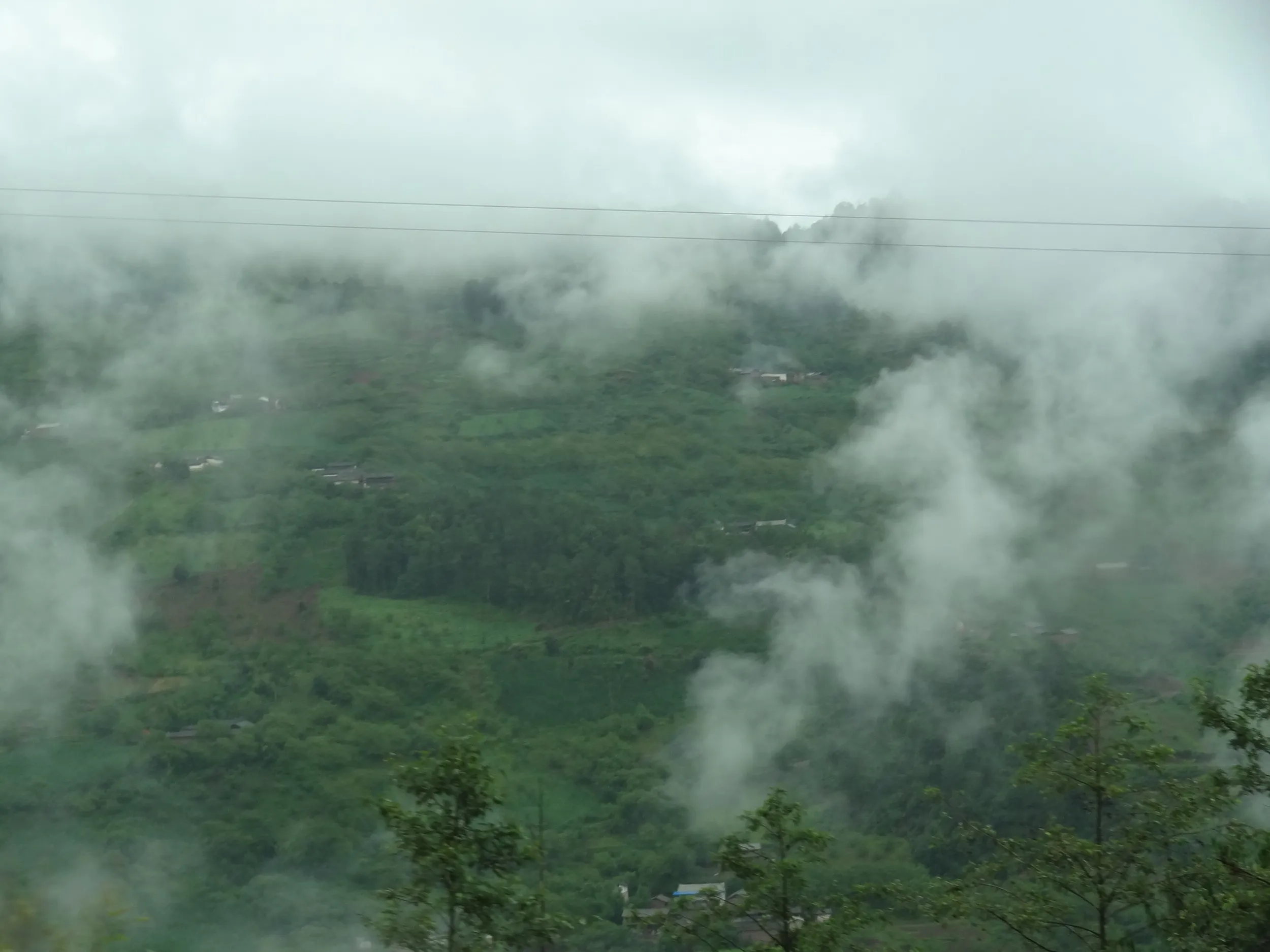 山から沸き上がる雲