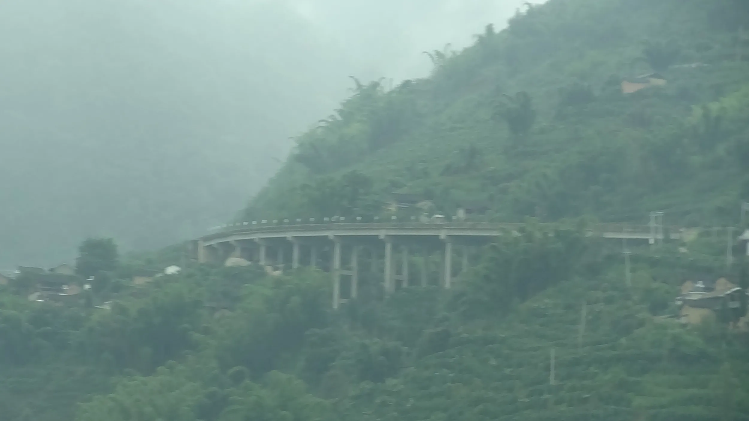 高地の高速道路