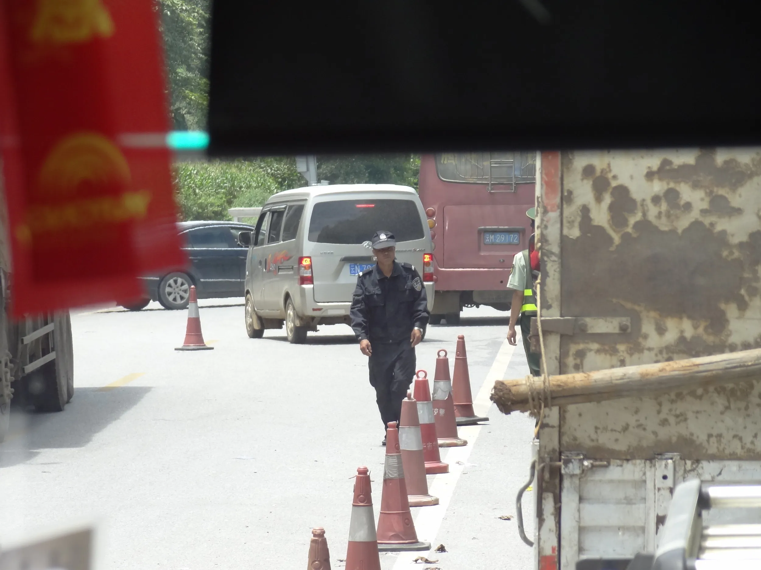 検問を行う公安