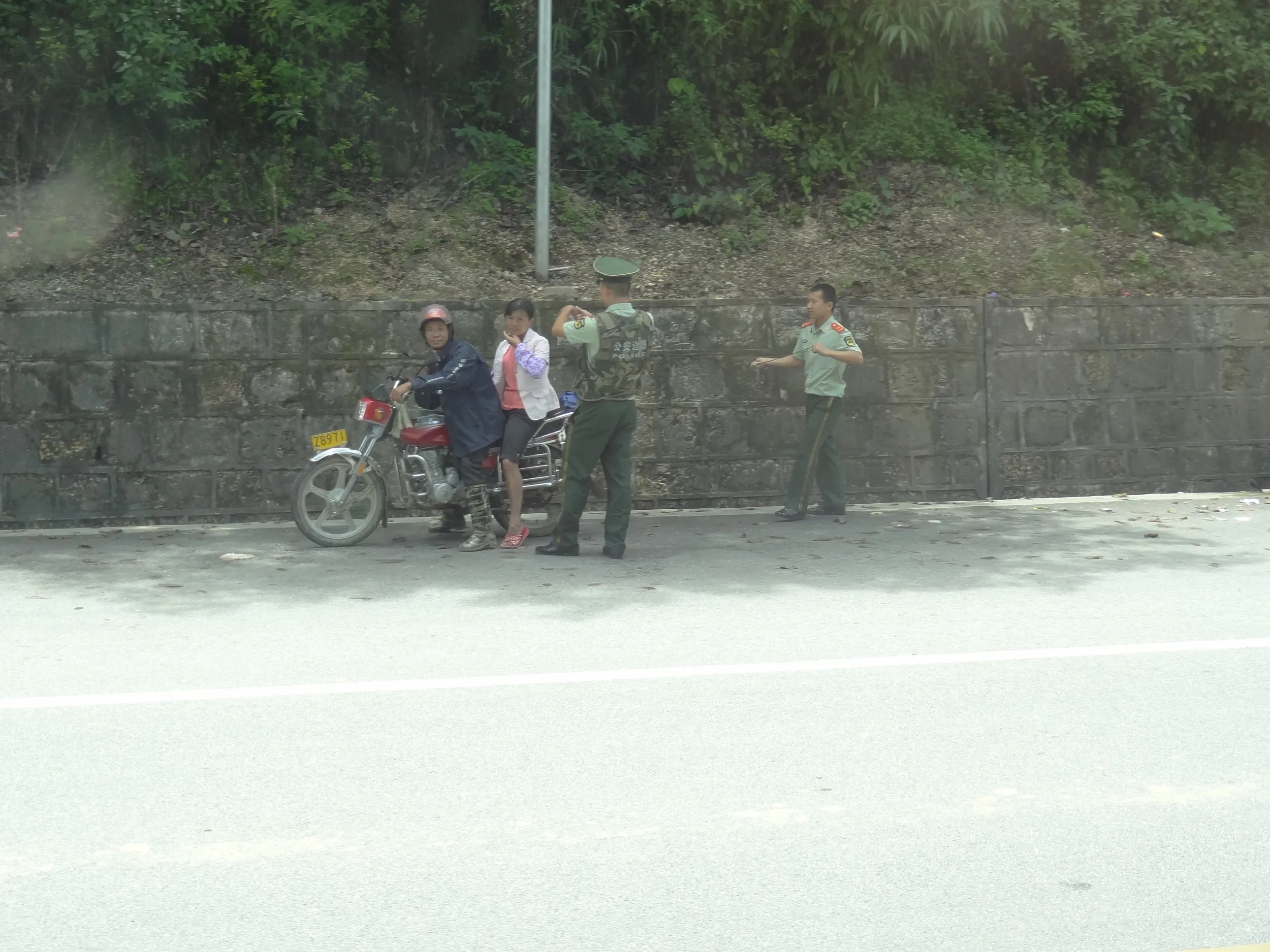 尋問する国境警備隊