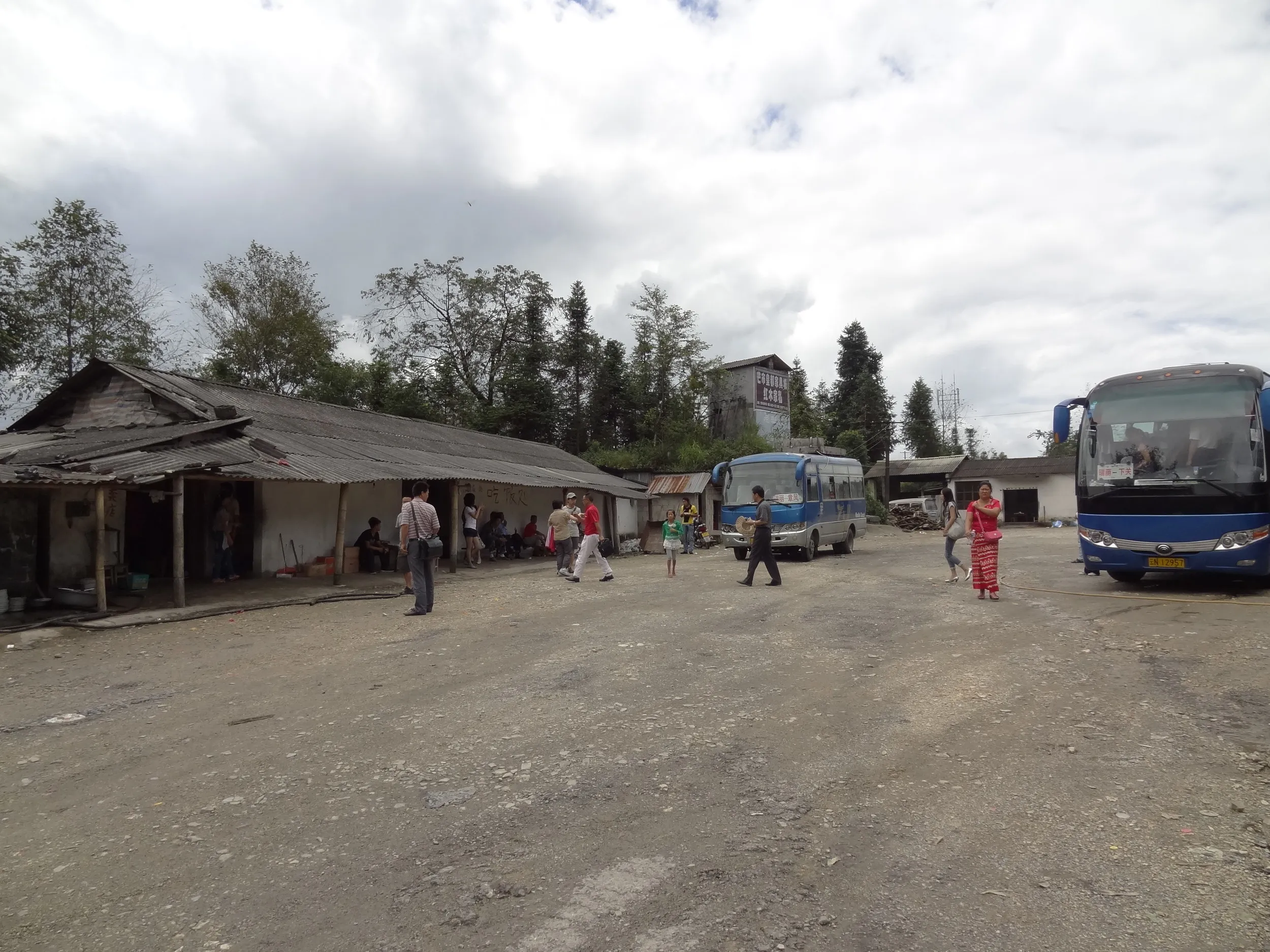 芒市郊外のドライブスルー