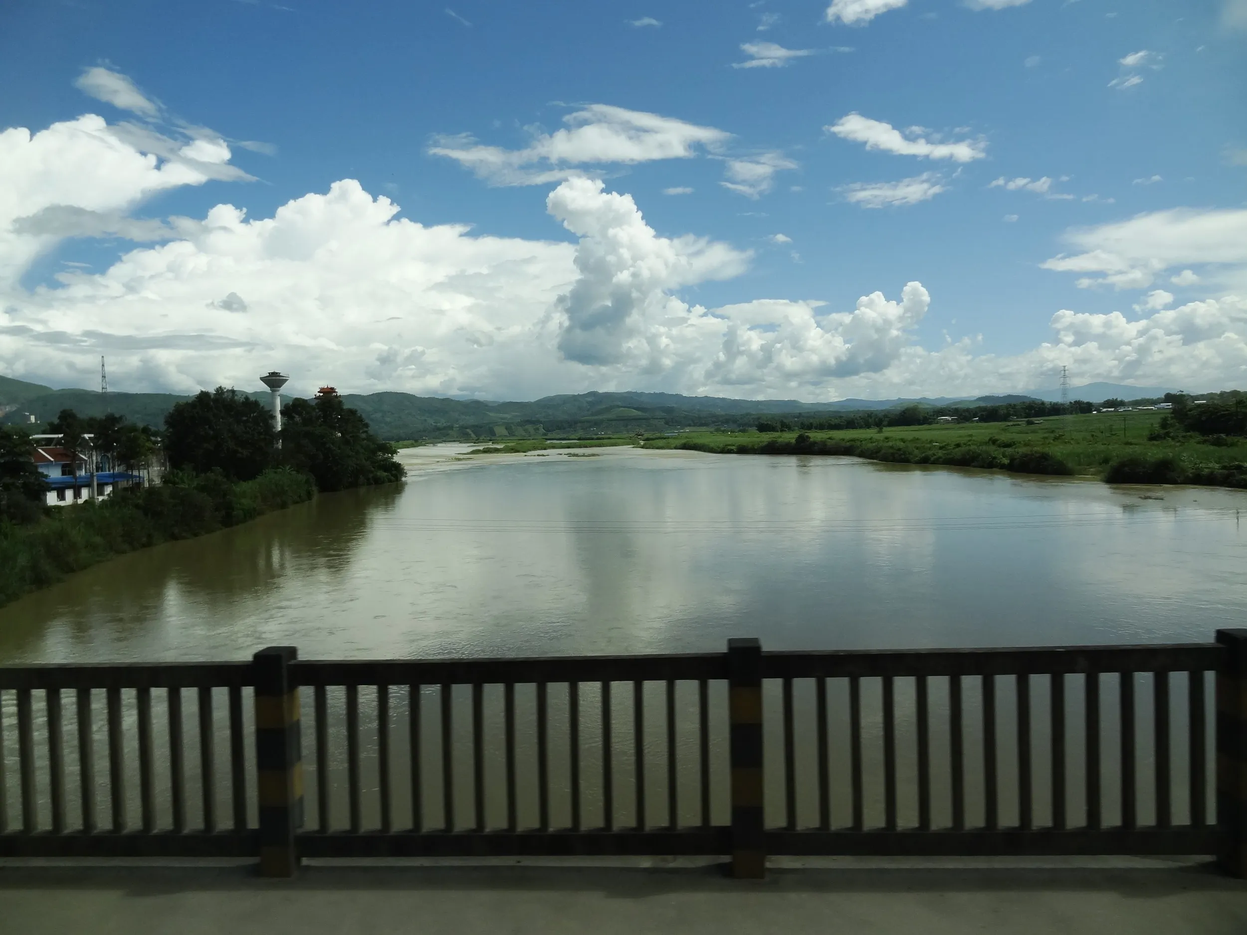 城関鎮を流れる瑞麗江