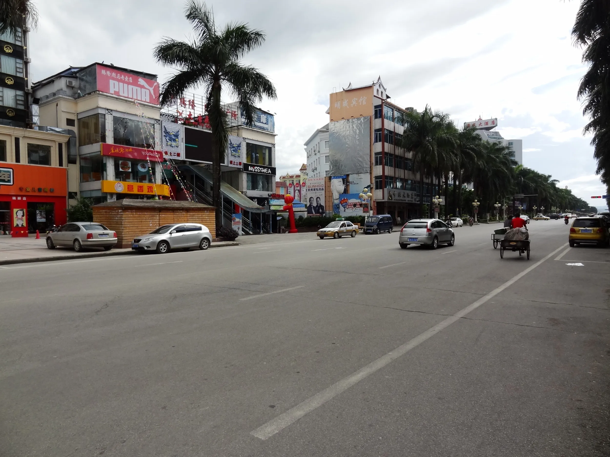 瑞麗市内 卯喊路の風景