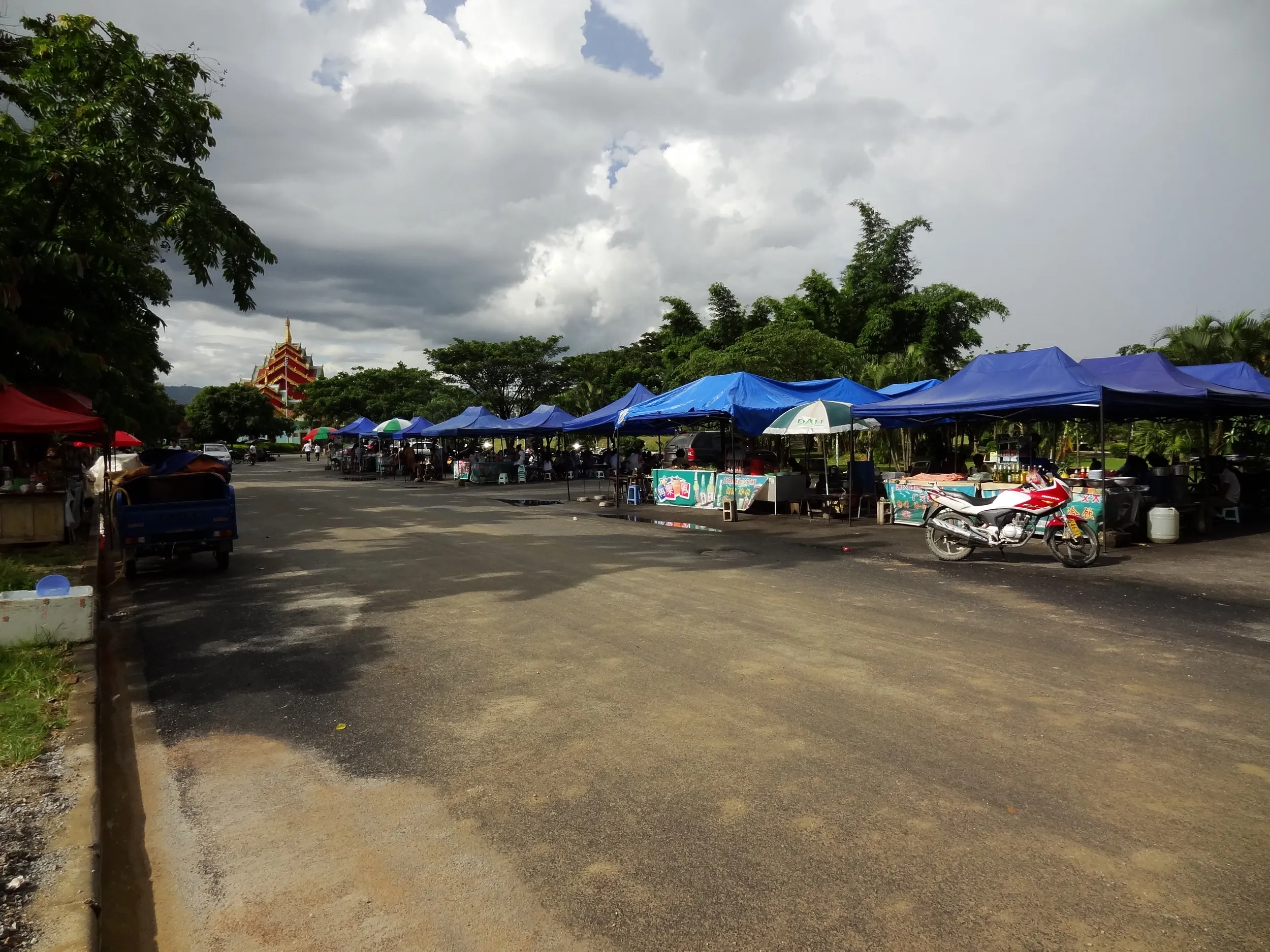 瑞麗江広場の屋台群