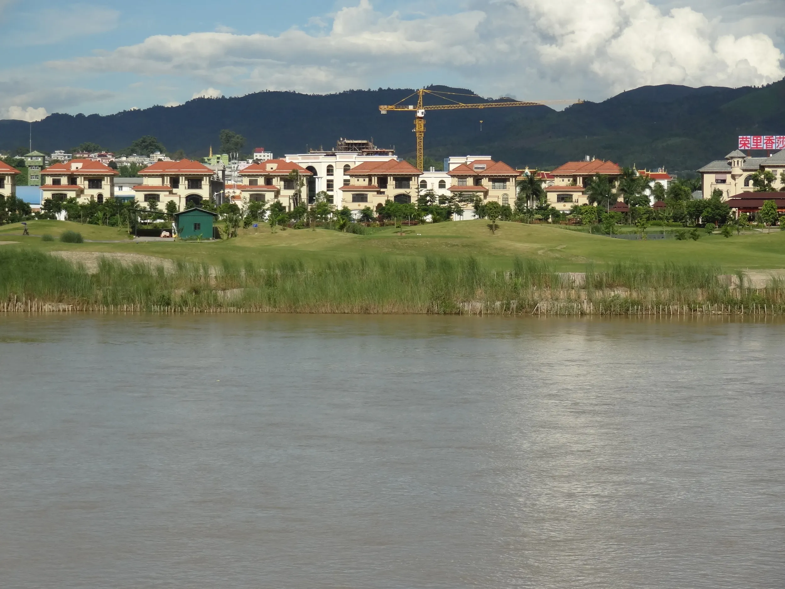 瑞麗江と対岸の姐告地区