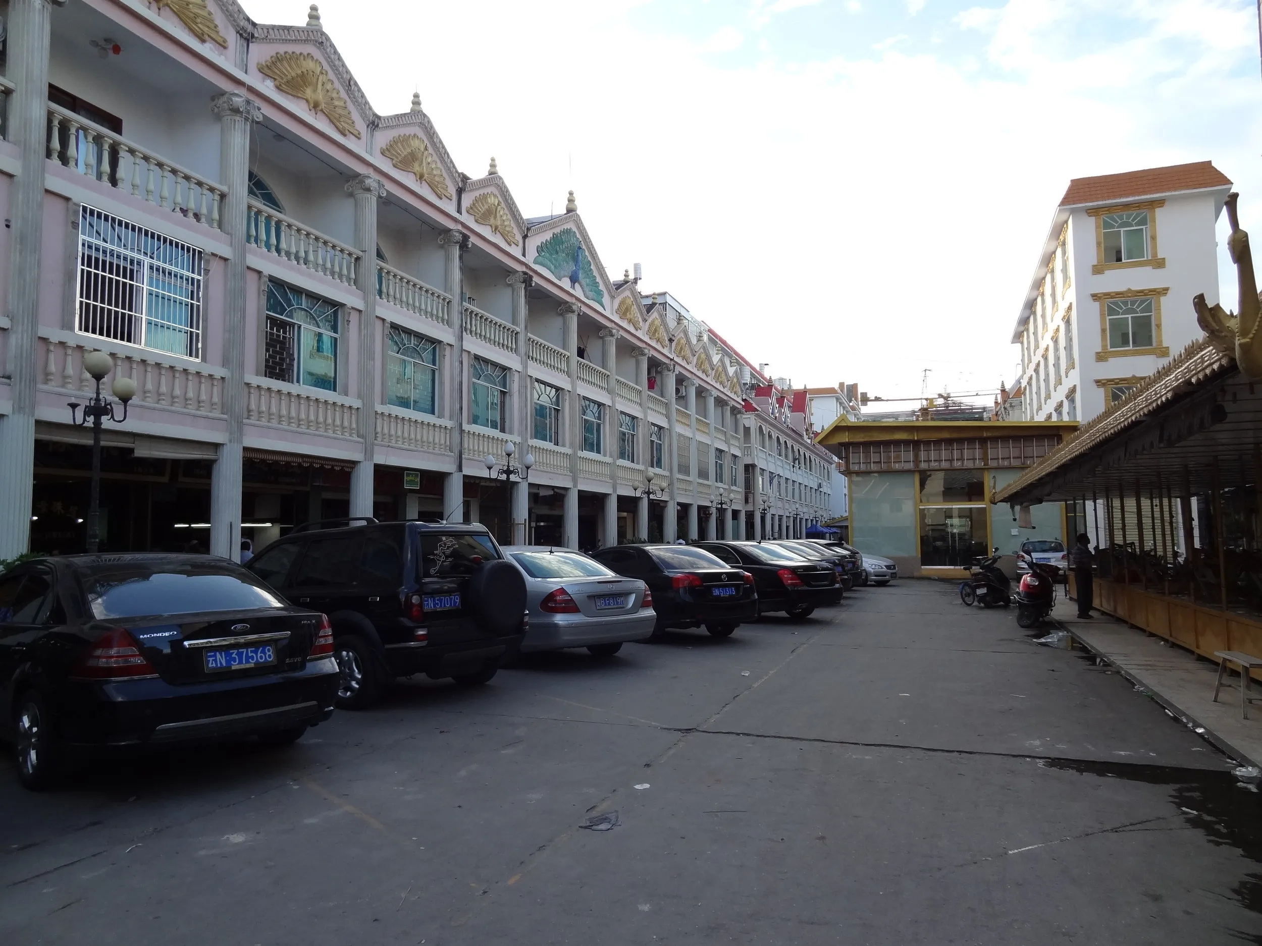 歩行者天国の北側に停まる高級車