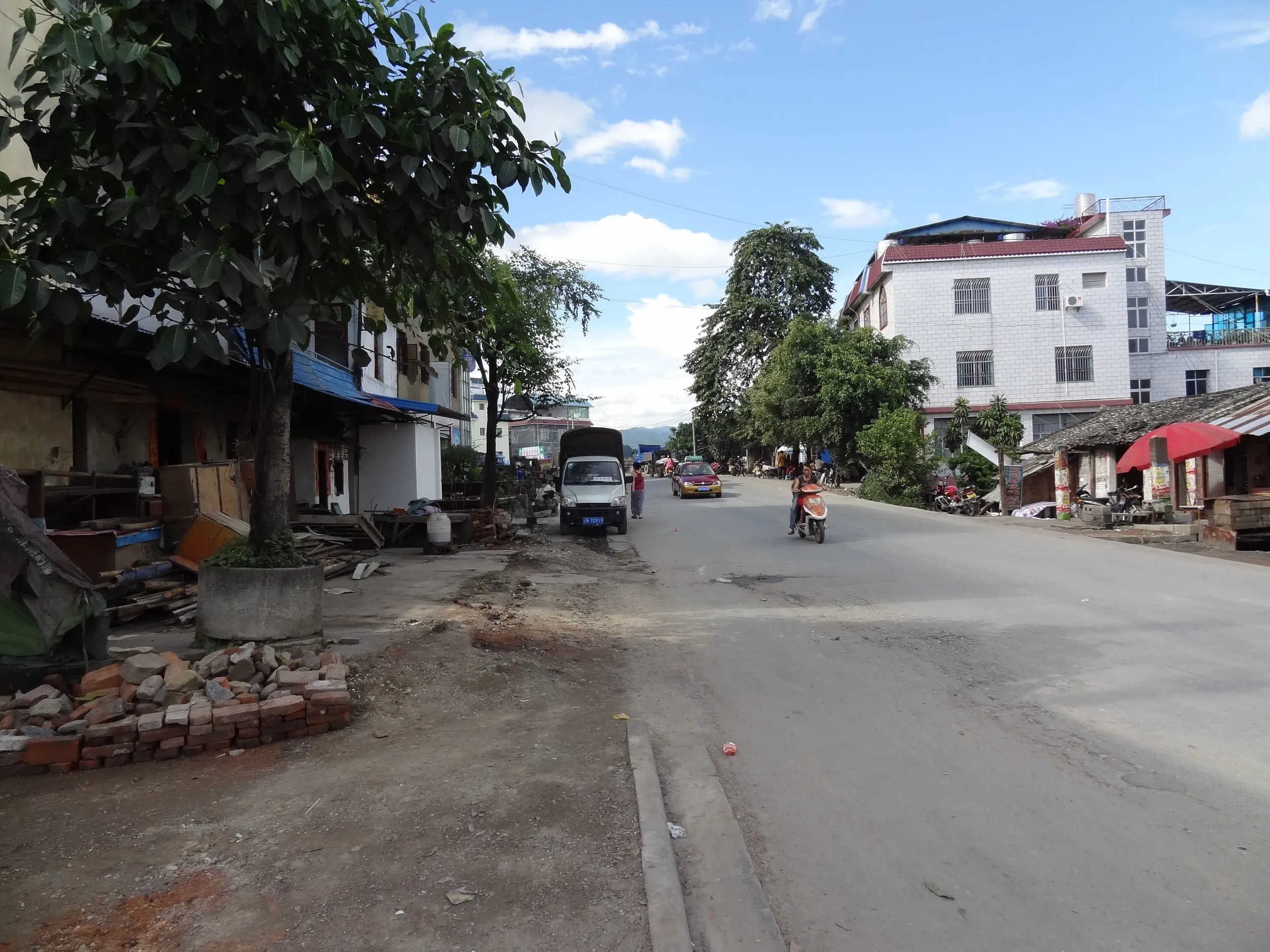 瑞麗の市街地の風景