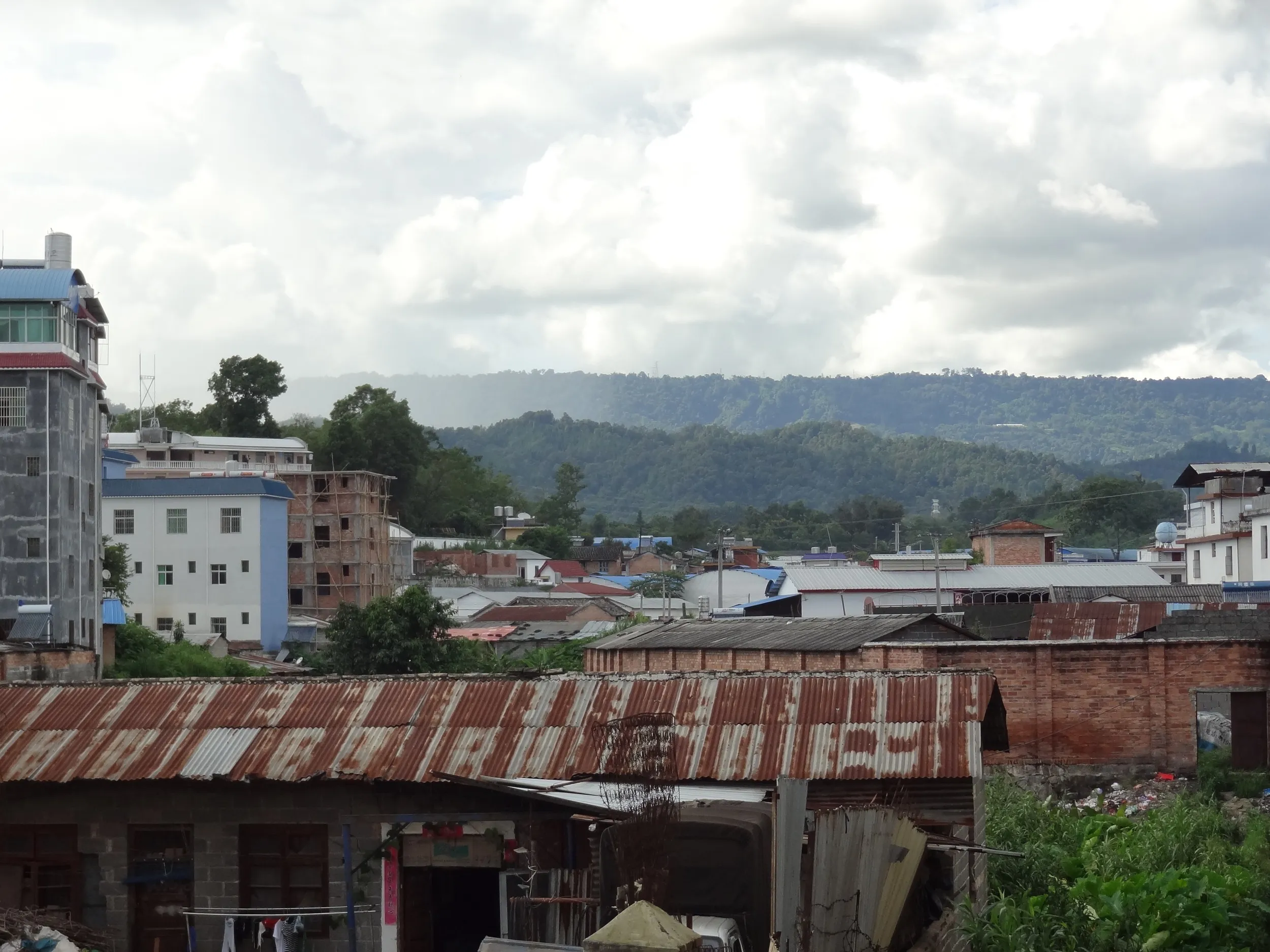 瑞麗郊外の山々と雲の風景