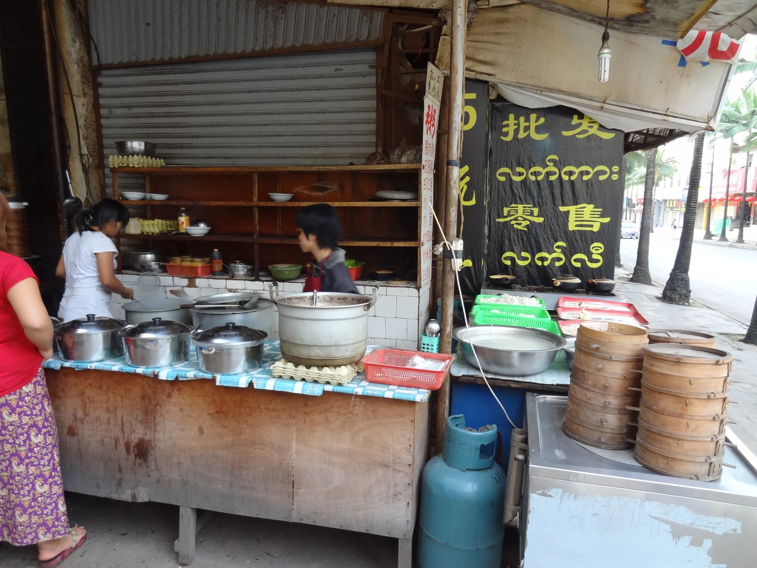 バスターミナル付近の食堂