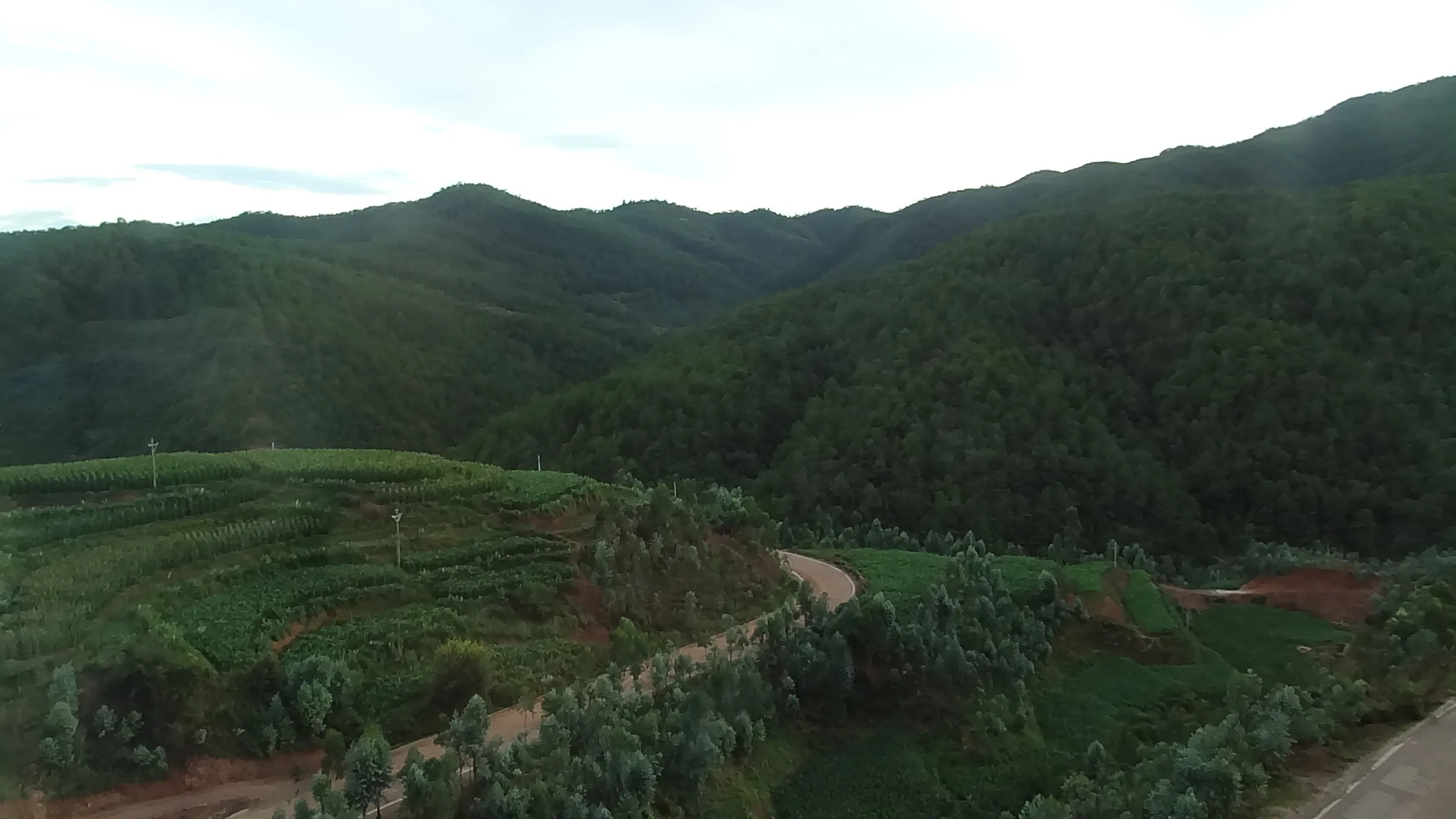 大理近郊の山々の風景