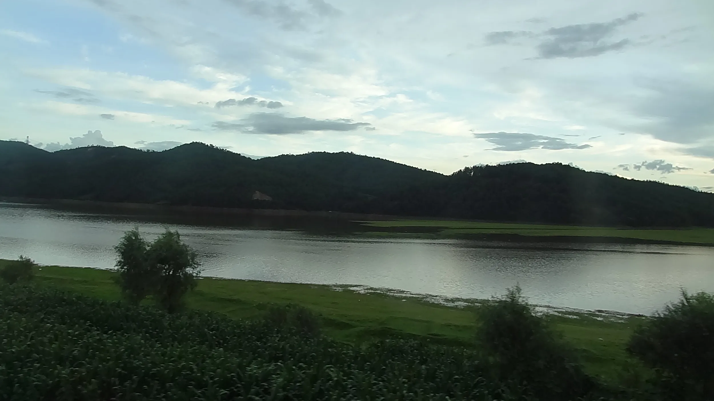 大理郊外に所々にある溜め池