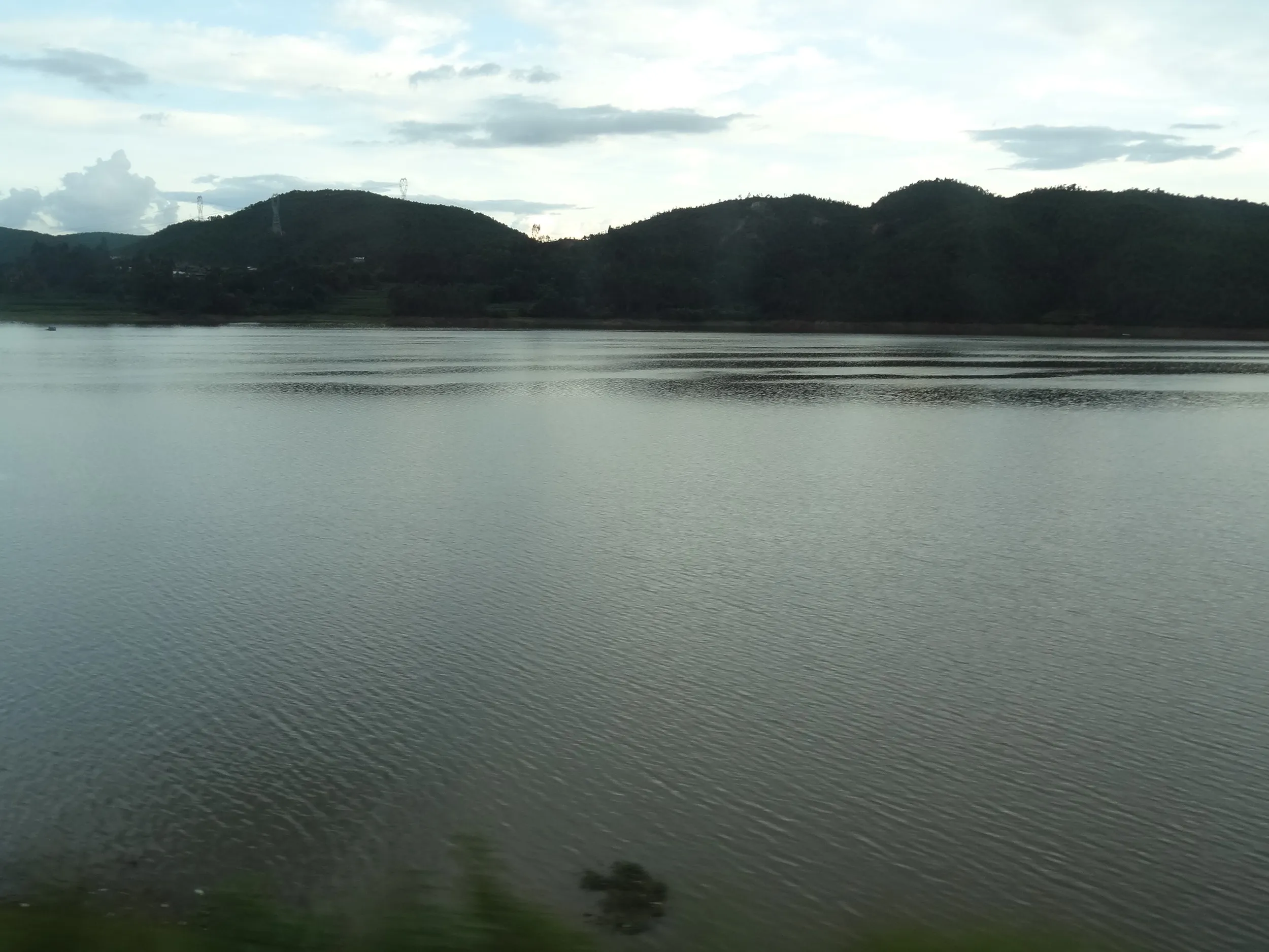 大理郊外に所々にある溜め池