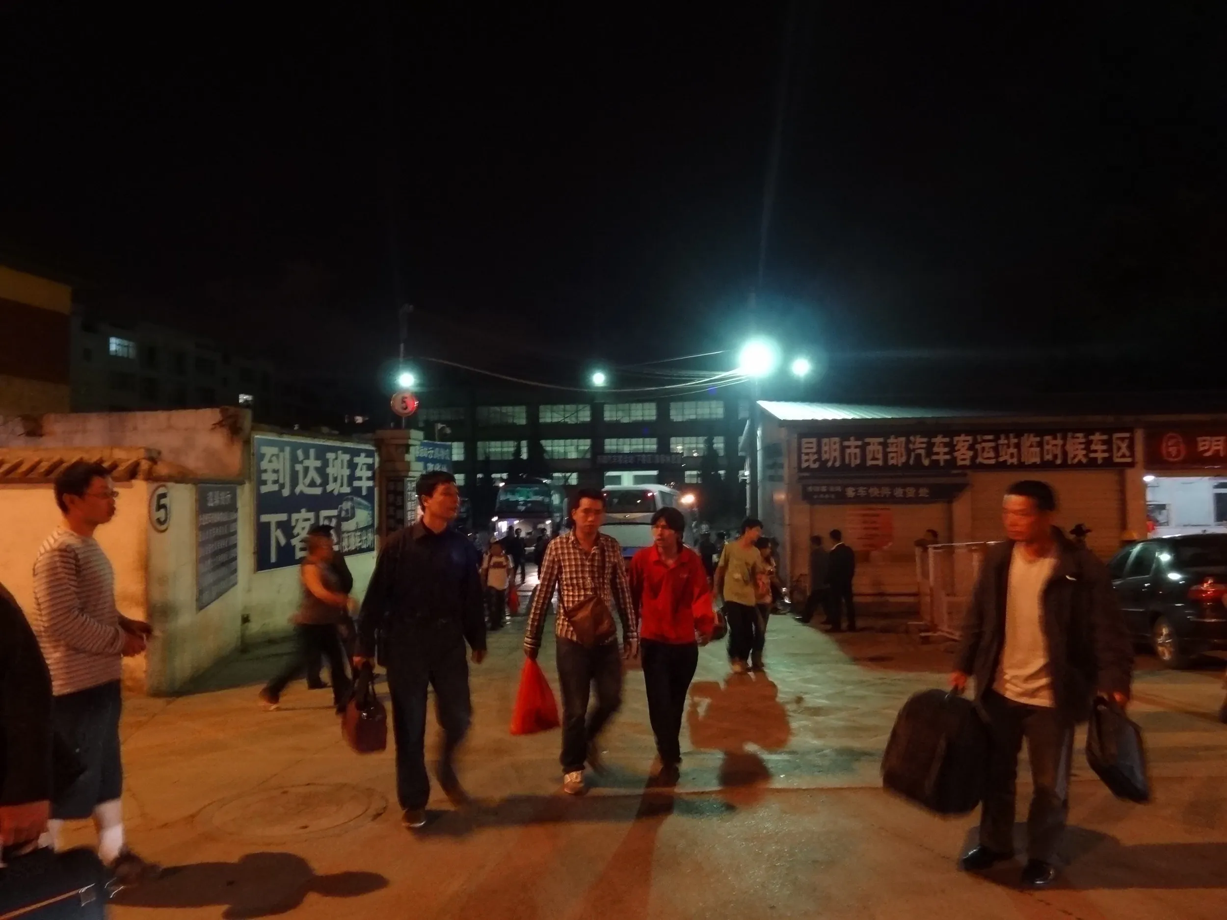 昆明の昆州路のバスターミナル