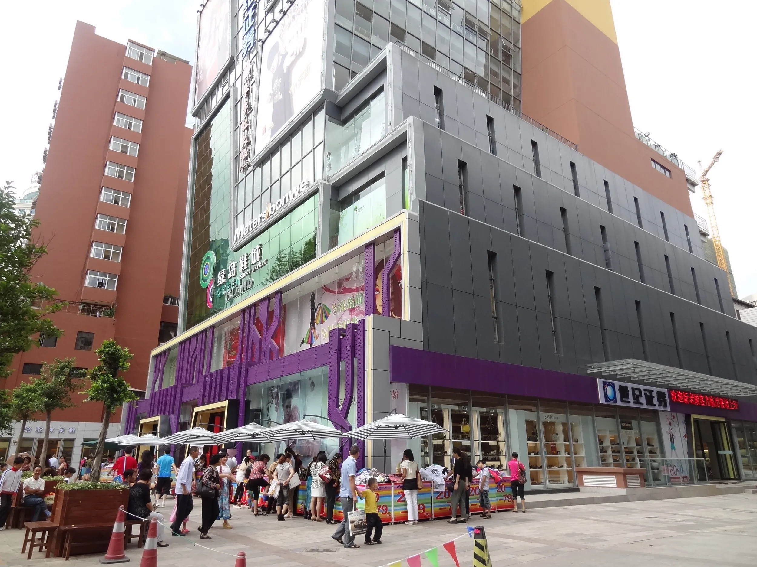 青年路の繁華街