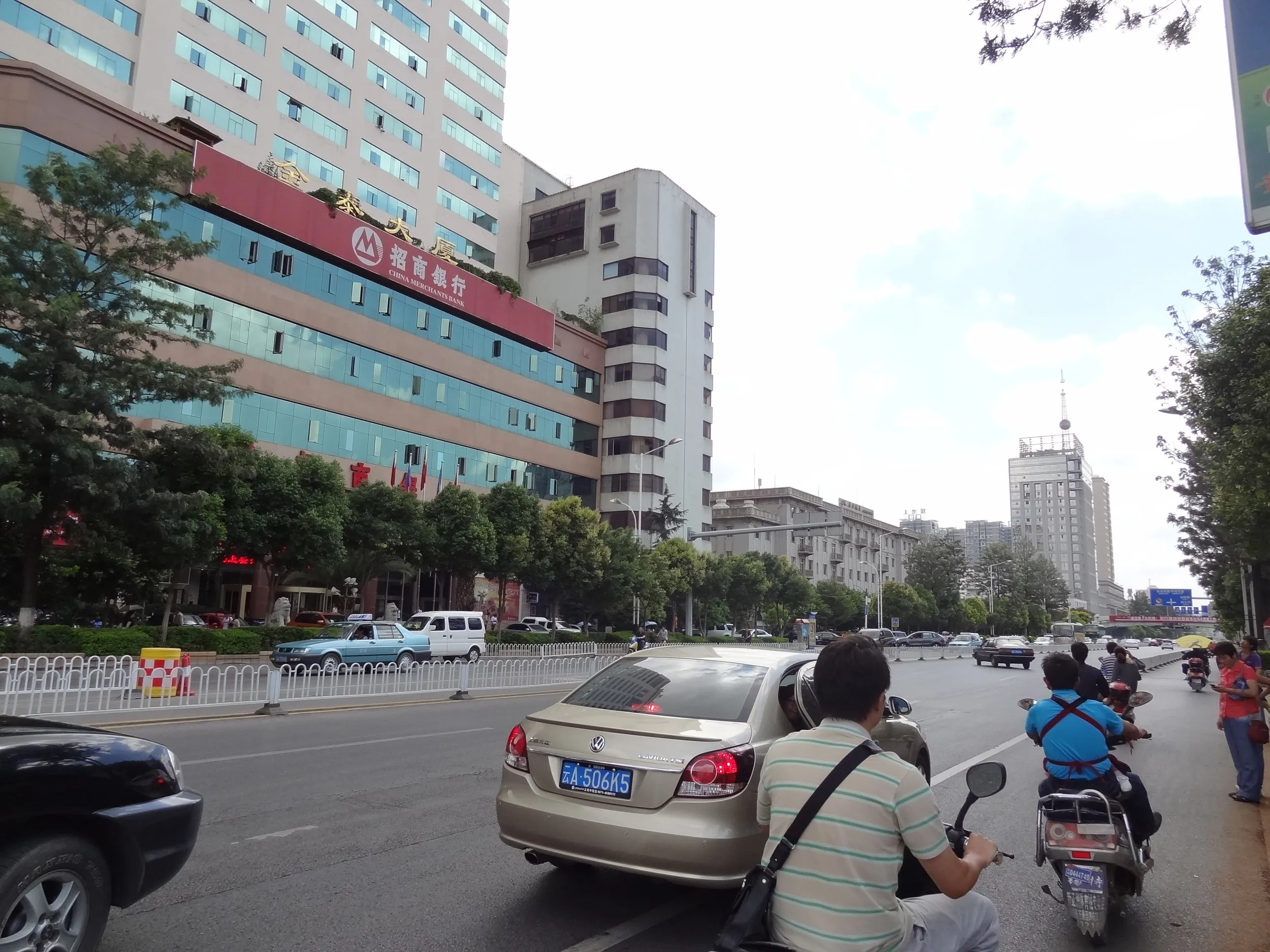 昆明飯店の近く、東風東路