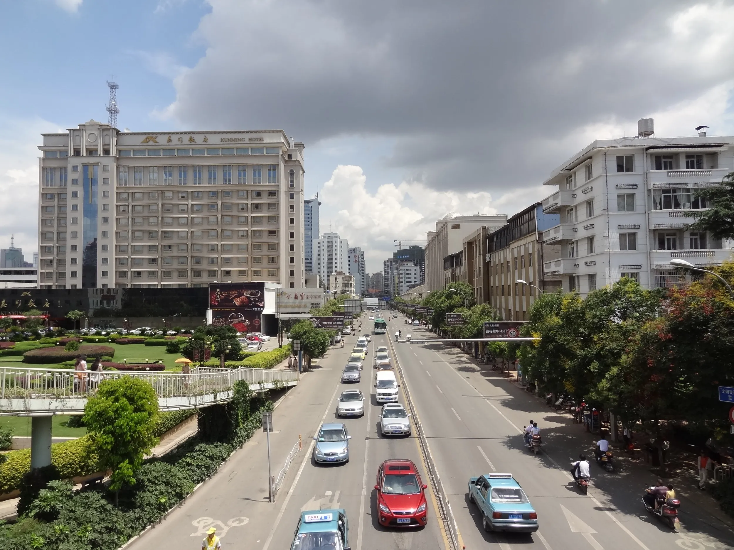 昆明飯店の近く、東風東路