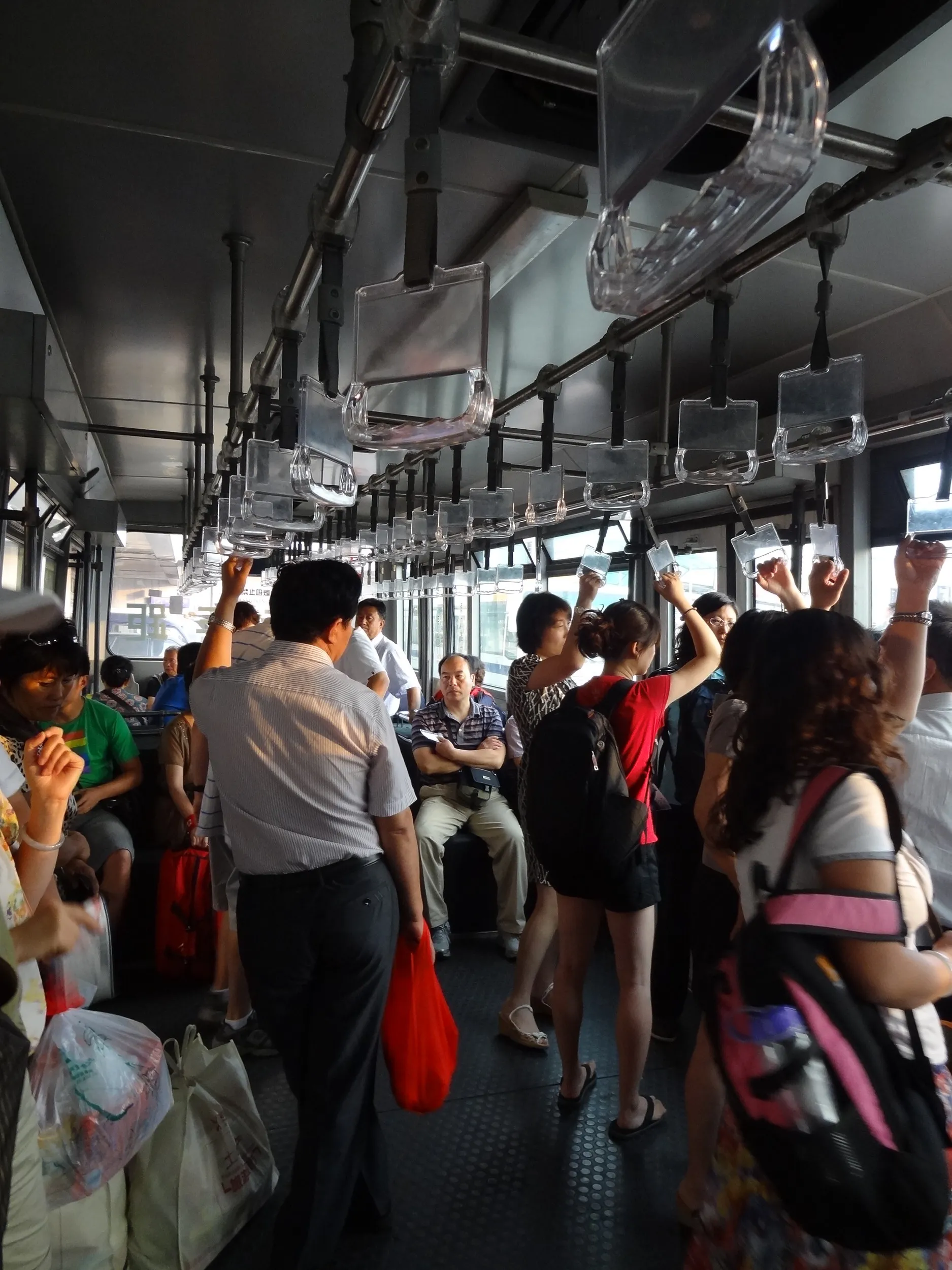 バスで飛行機まで移動